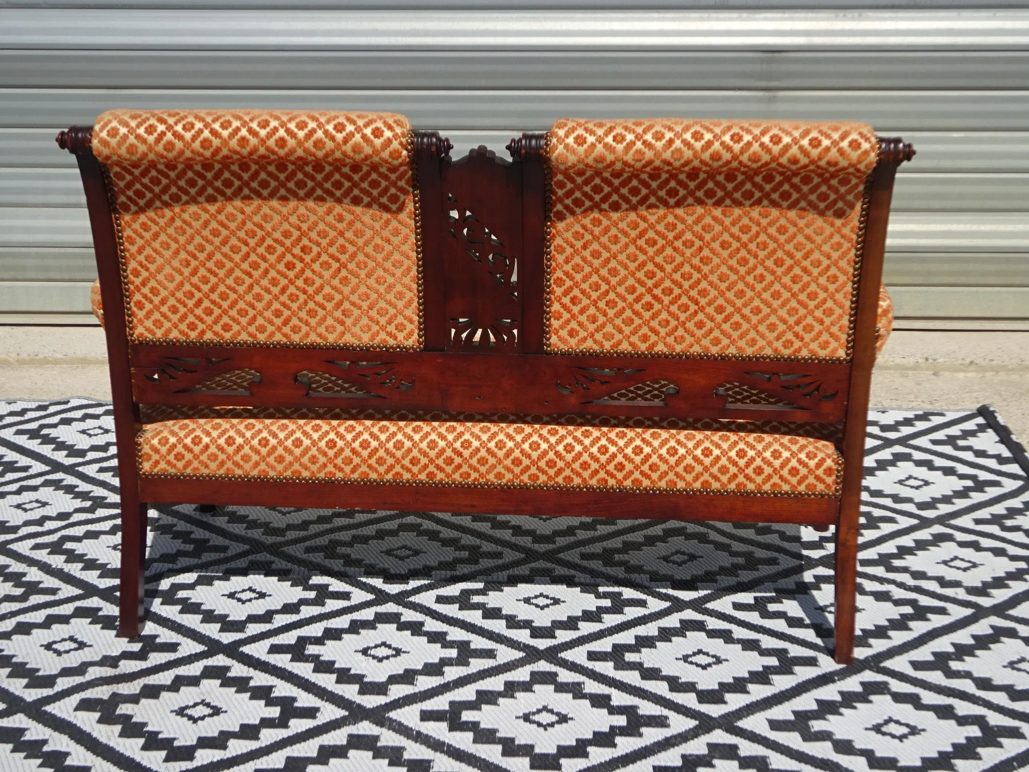 Ancienne banquette en bois et velours orange