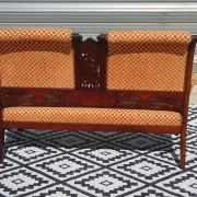Ancienne banquette en bois et velours orange