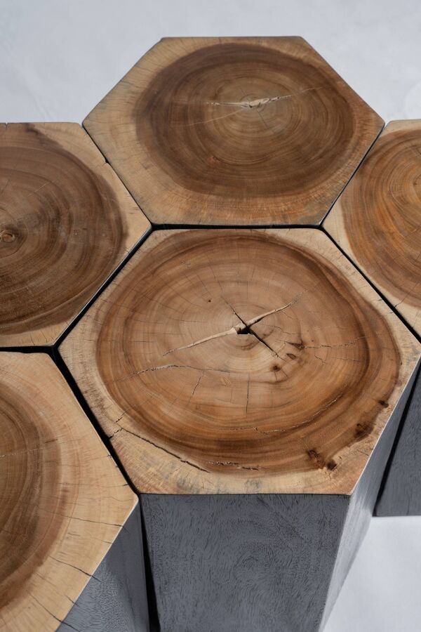 Ensemble de 5 stools hexagonaux en suar bicolore formant mobilier d'appoint