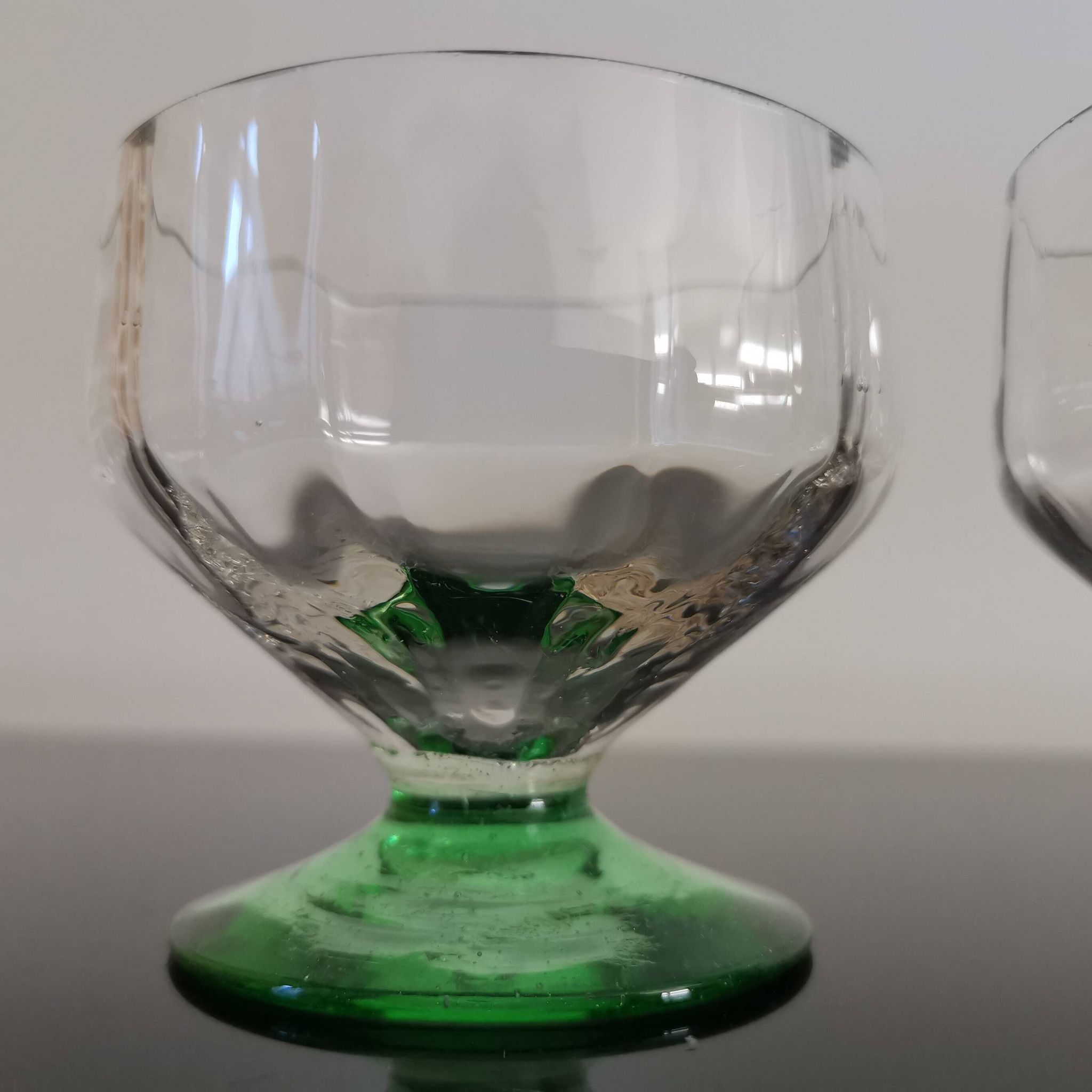 2 coupes à champagne facettées à pieds vert, années 30
