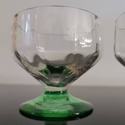 2 coupes à champagne facettées à pieds vert, années 30