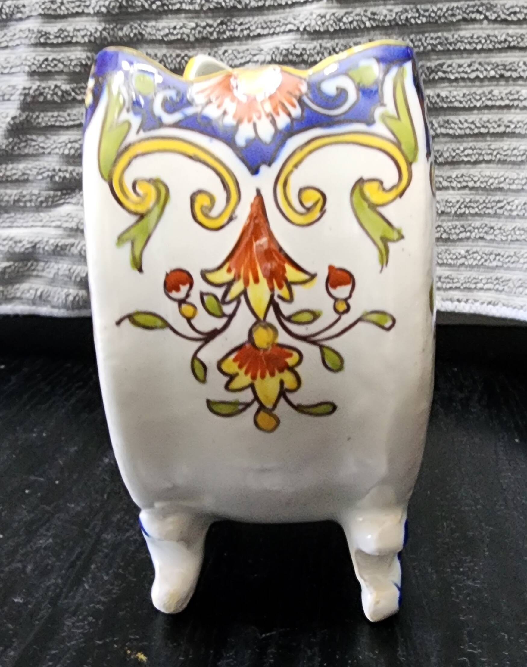 Vintage cache-pot planter in hand-painted earthenware.