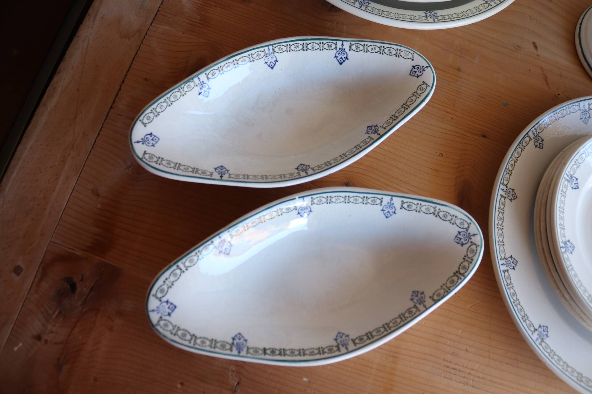 Service ancien en terre de fer décor bleu et vert , écru