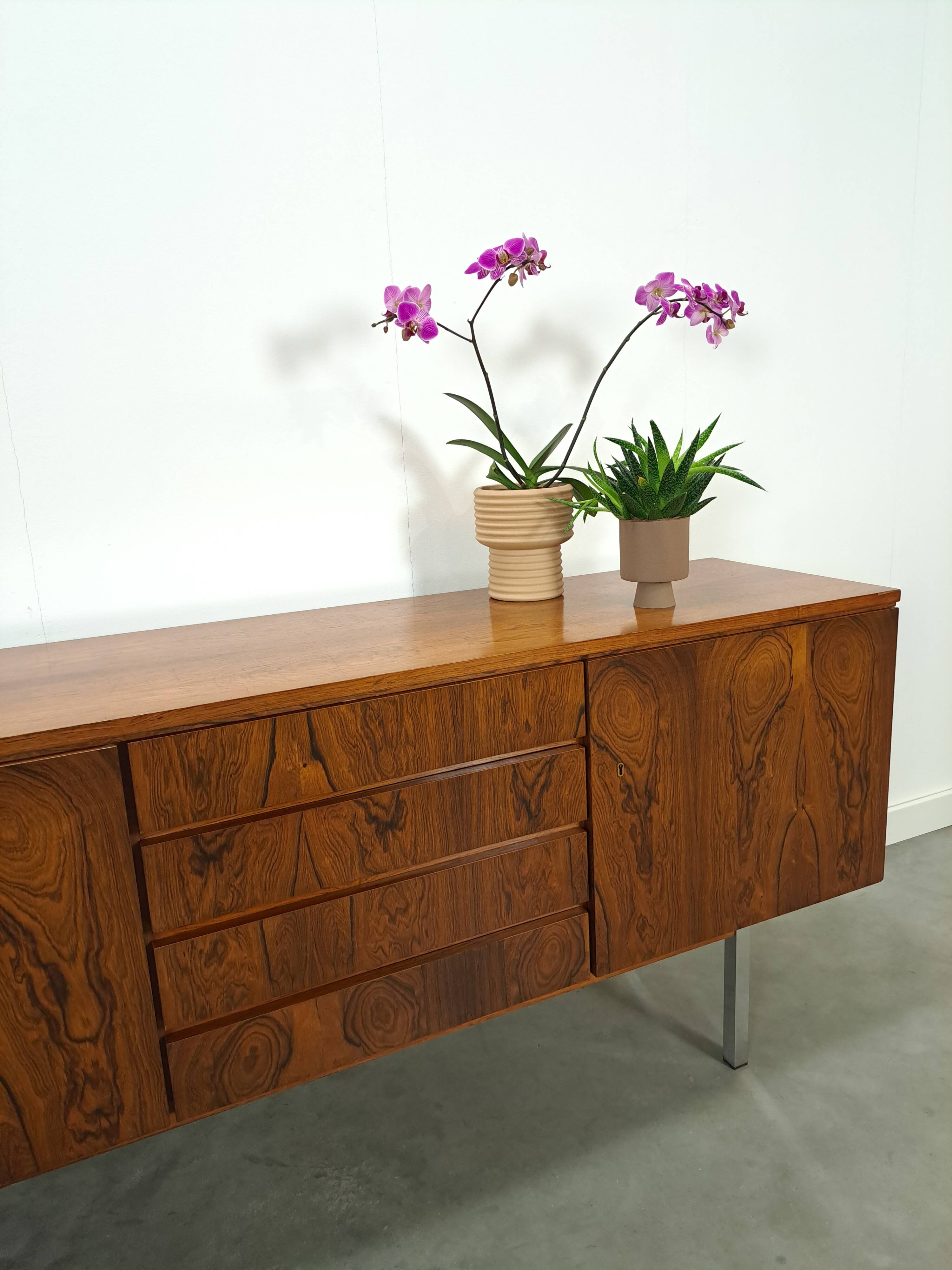 Dressoir rio palissandre plus fin avec chromen poten en lades