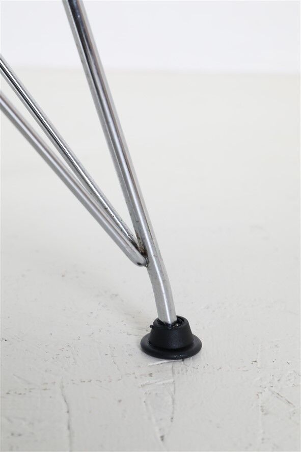 Set of 4 “DKR-2” wire chairs with “Bikini” by Charles & Ray Eames for Herman Miller / Mid-century modern design / 1950s / 1960s