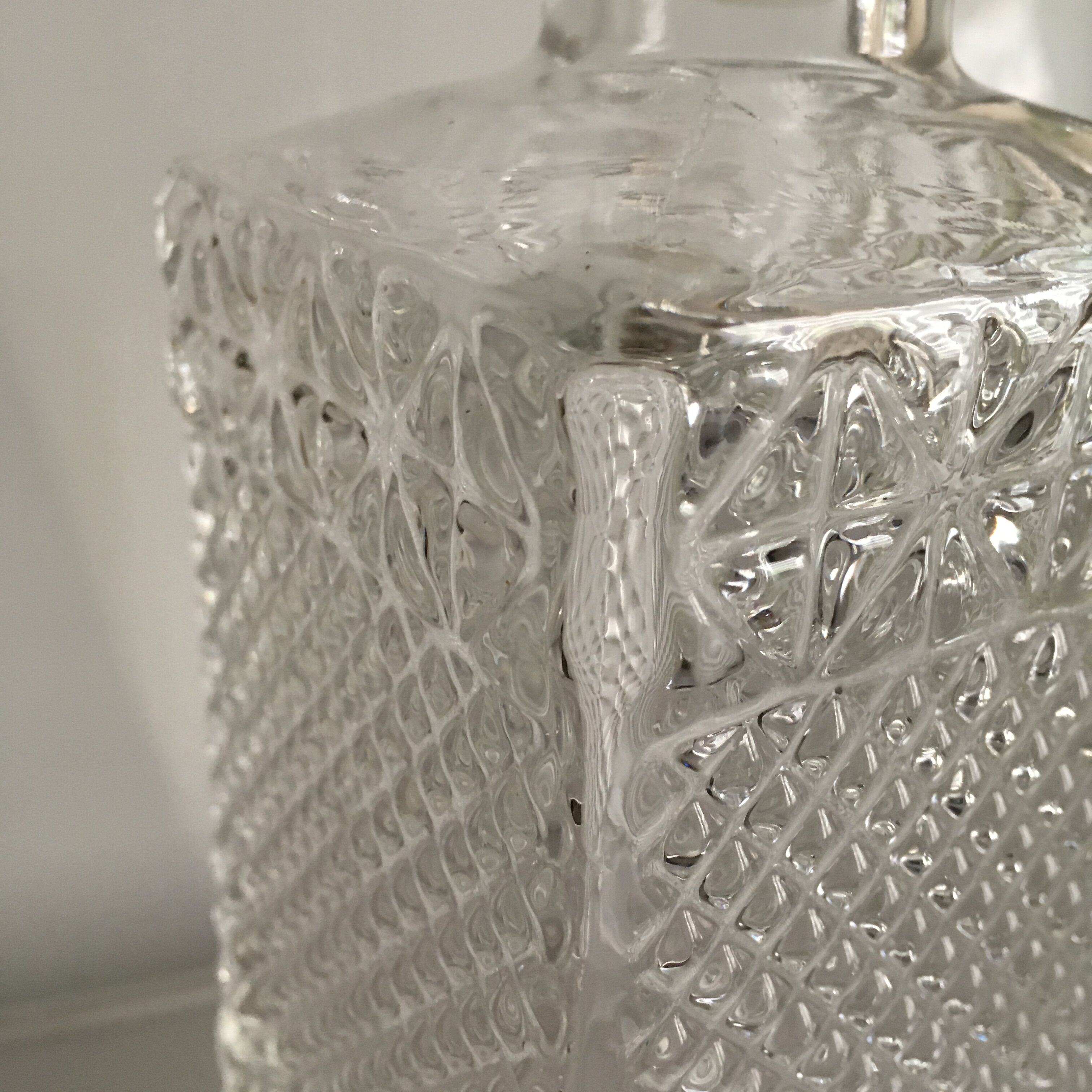 Bouteille de whisky en verre ciselé