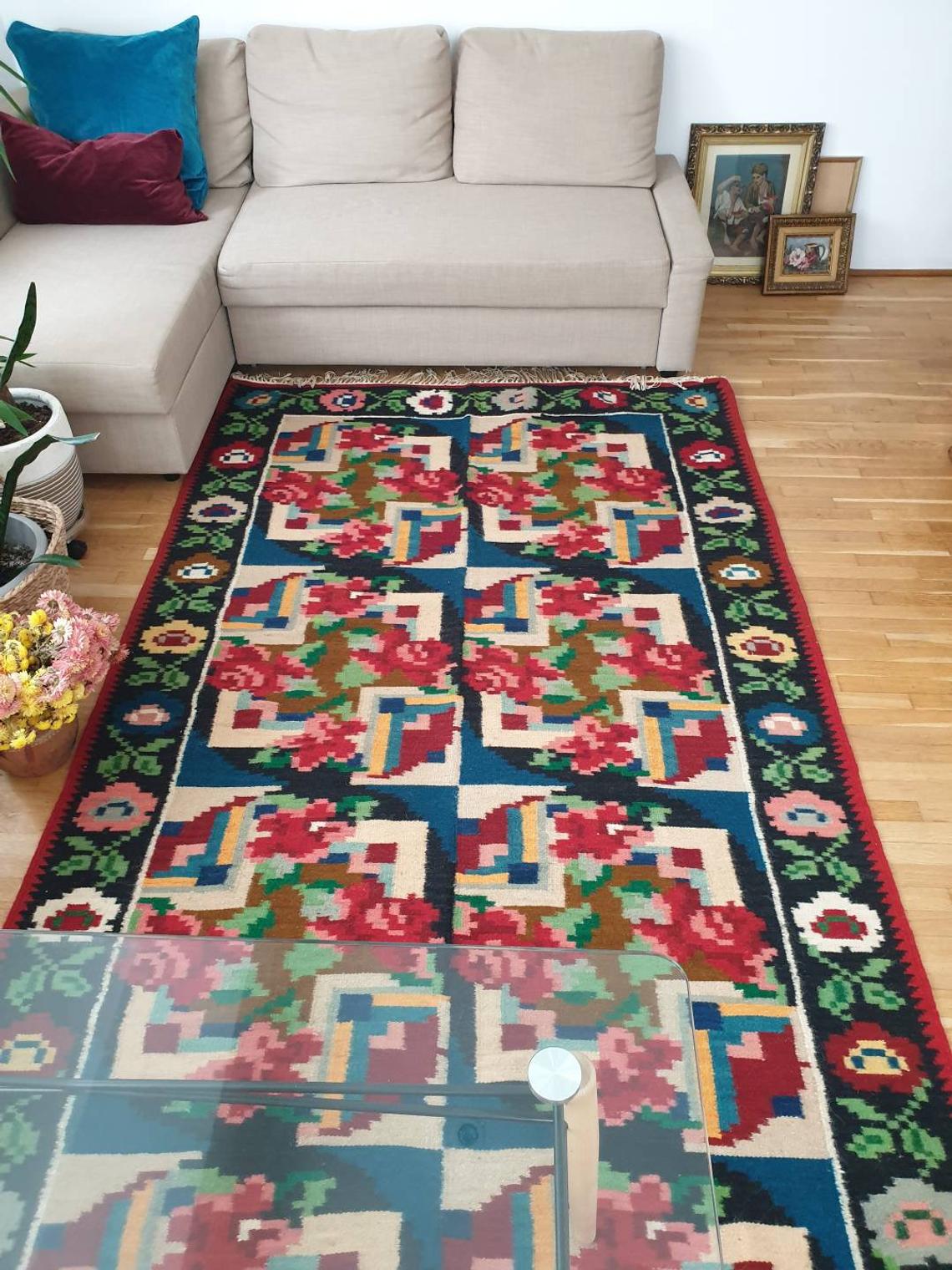 Rug with roses made by hand in Romania
