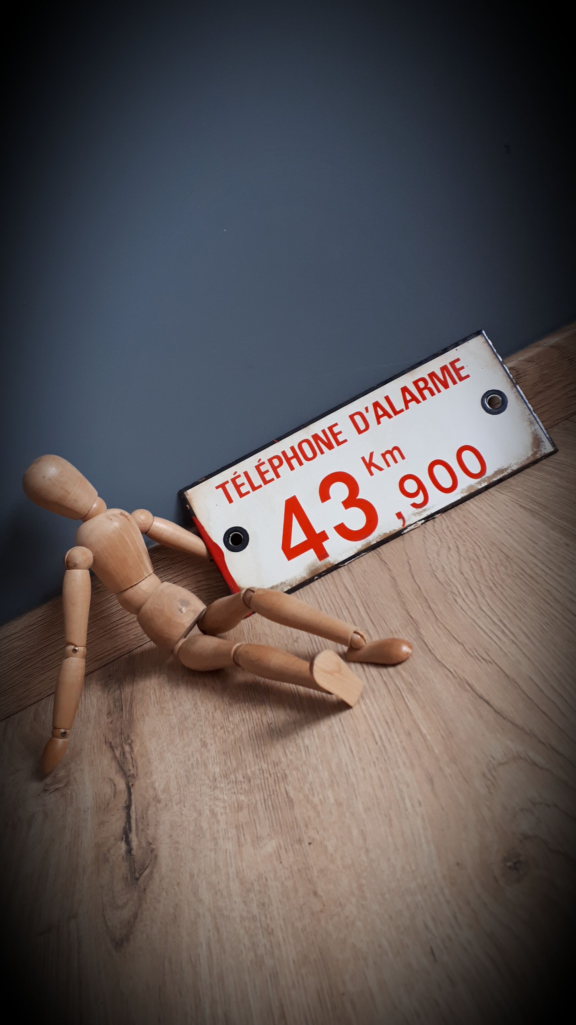 Authentic enameled plate 43km alarm phone