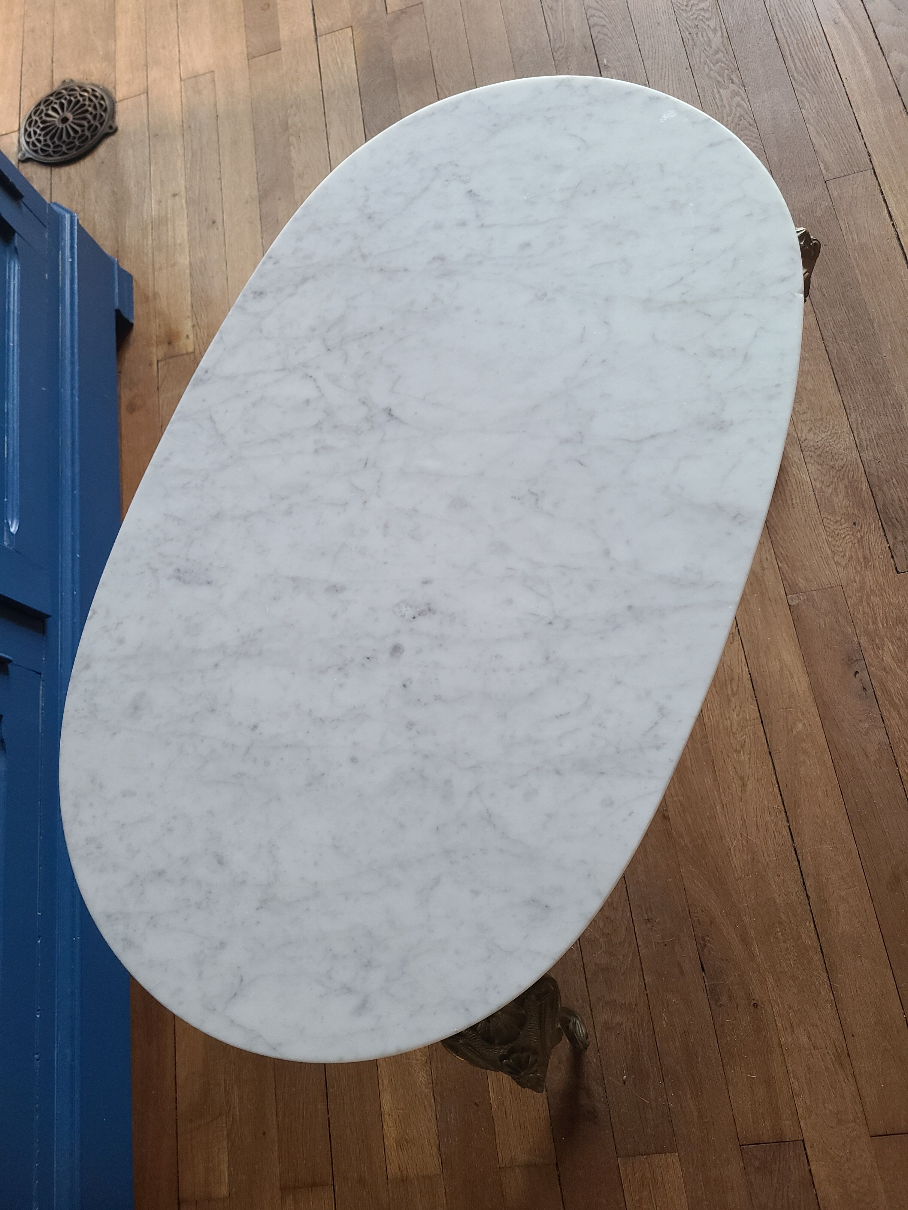 Coffee table in white Carrara marble