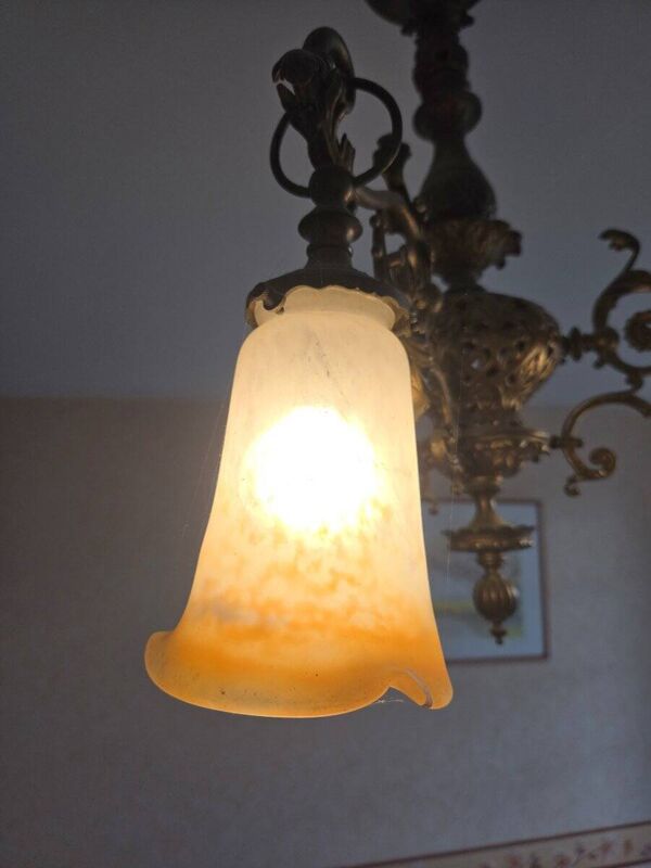 Lustre ancien époque Art Nouveau en bronze doré et tulipes en pâte de verre signé Muller