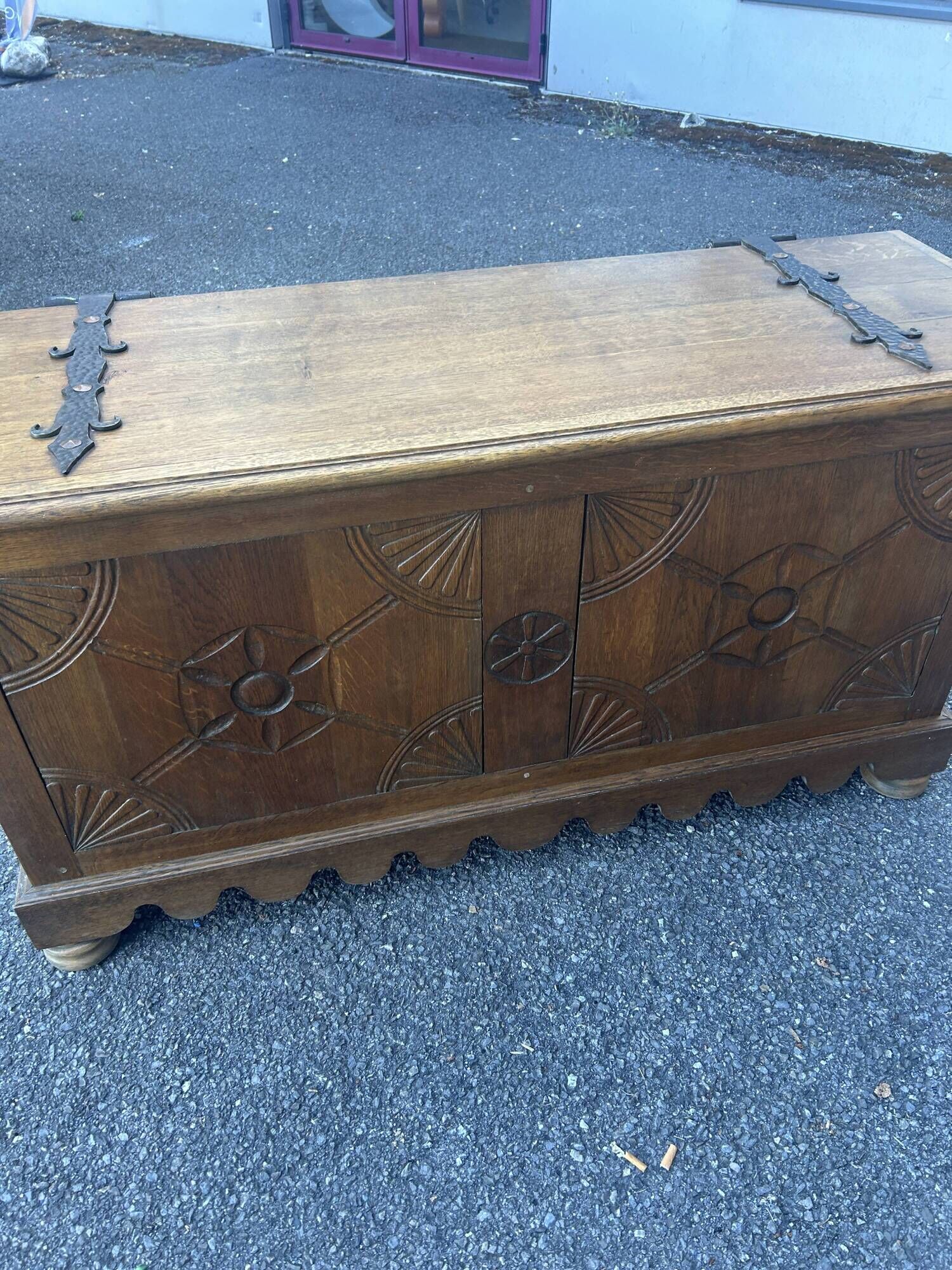 Coffre de mariage ancien en chêne massif sculpté – XIXe siècle