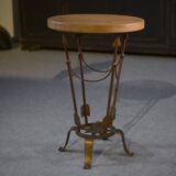 Arrow-mounted pedestal table