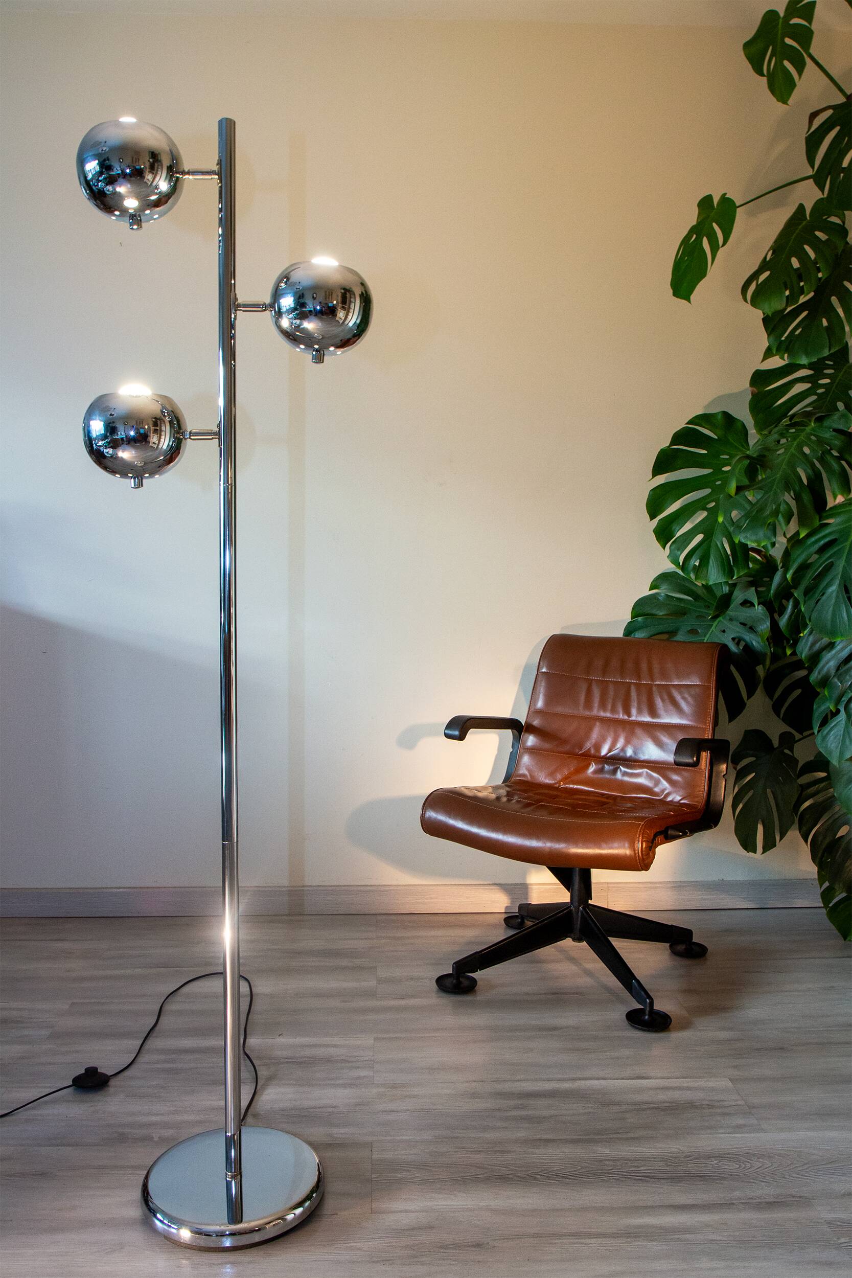 Space age eye ball floor lamp, chrome steel