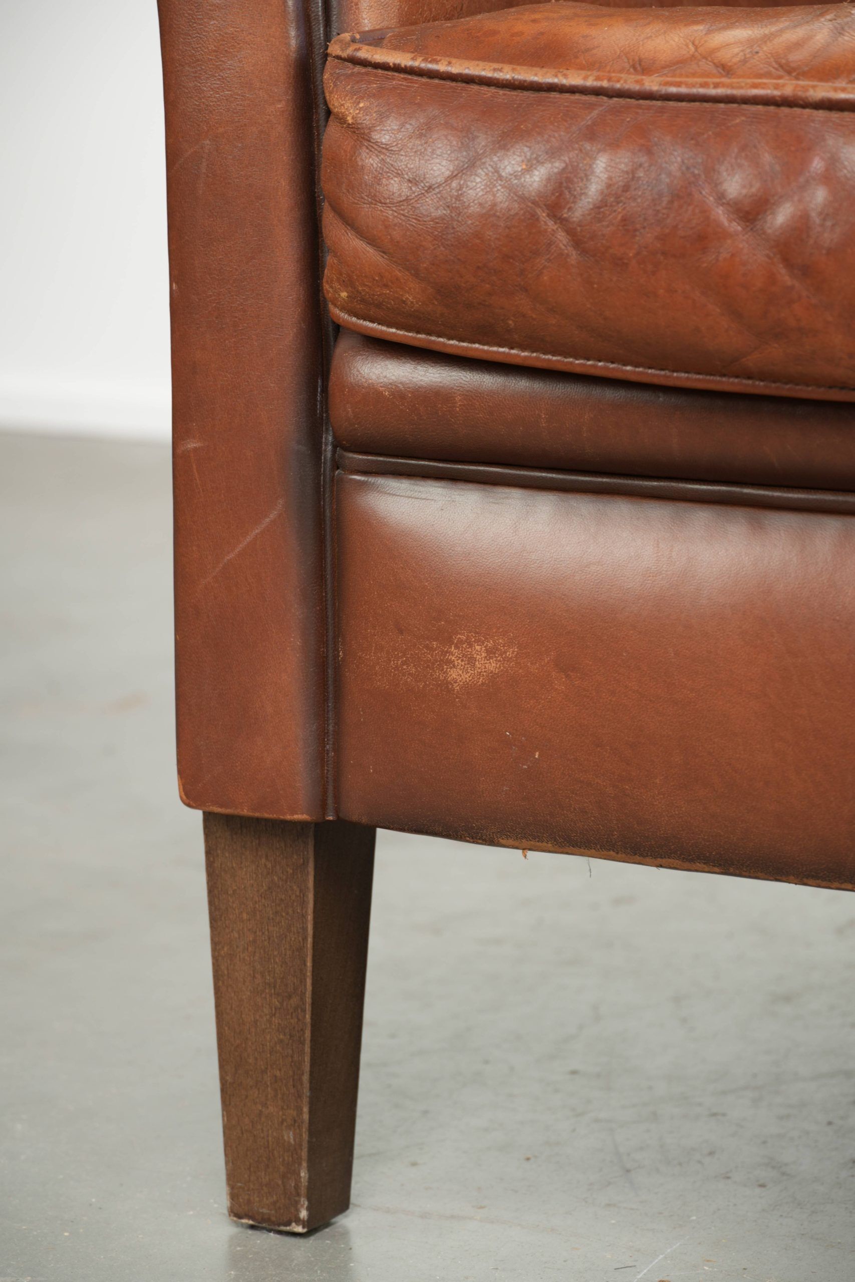 Fauteuil en peau de mouton confortable avec une finition élégante.