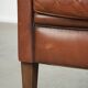 Fauteuil en peau de mouton confortable avec une finition élégante.