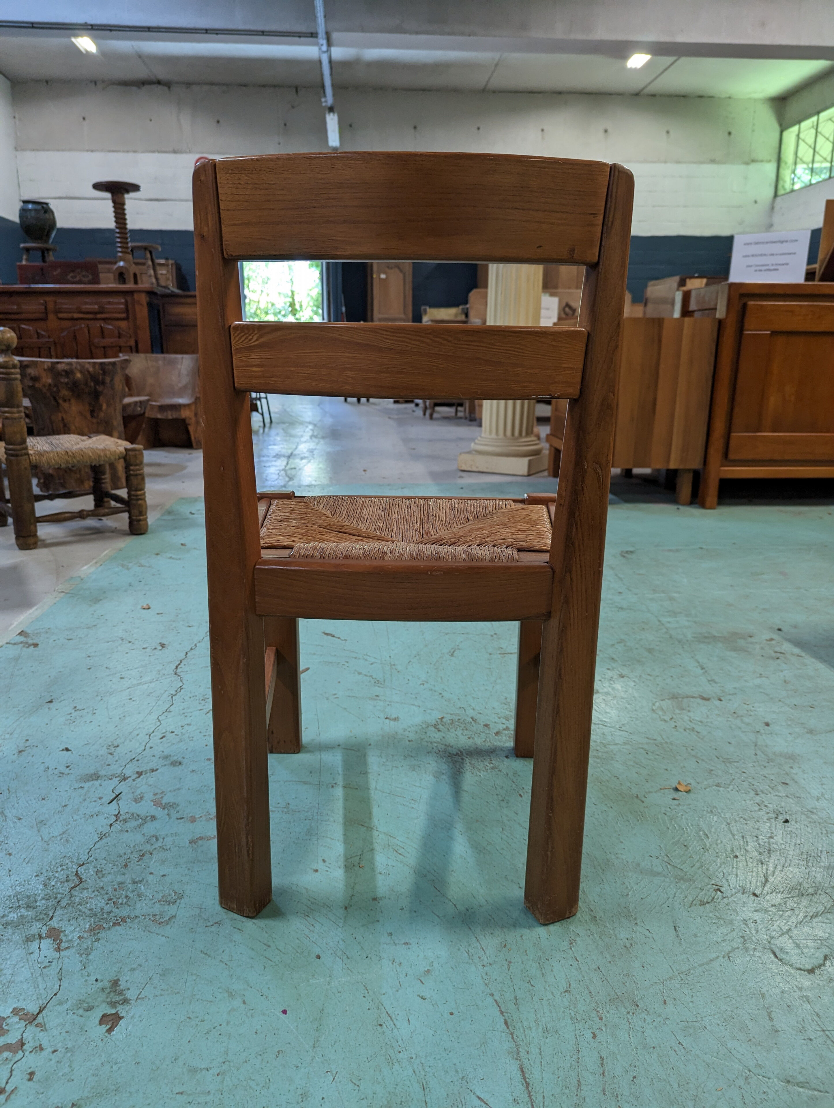 Regain house dining room in elm