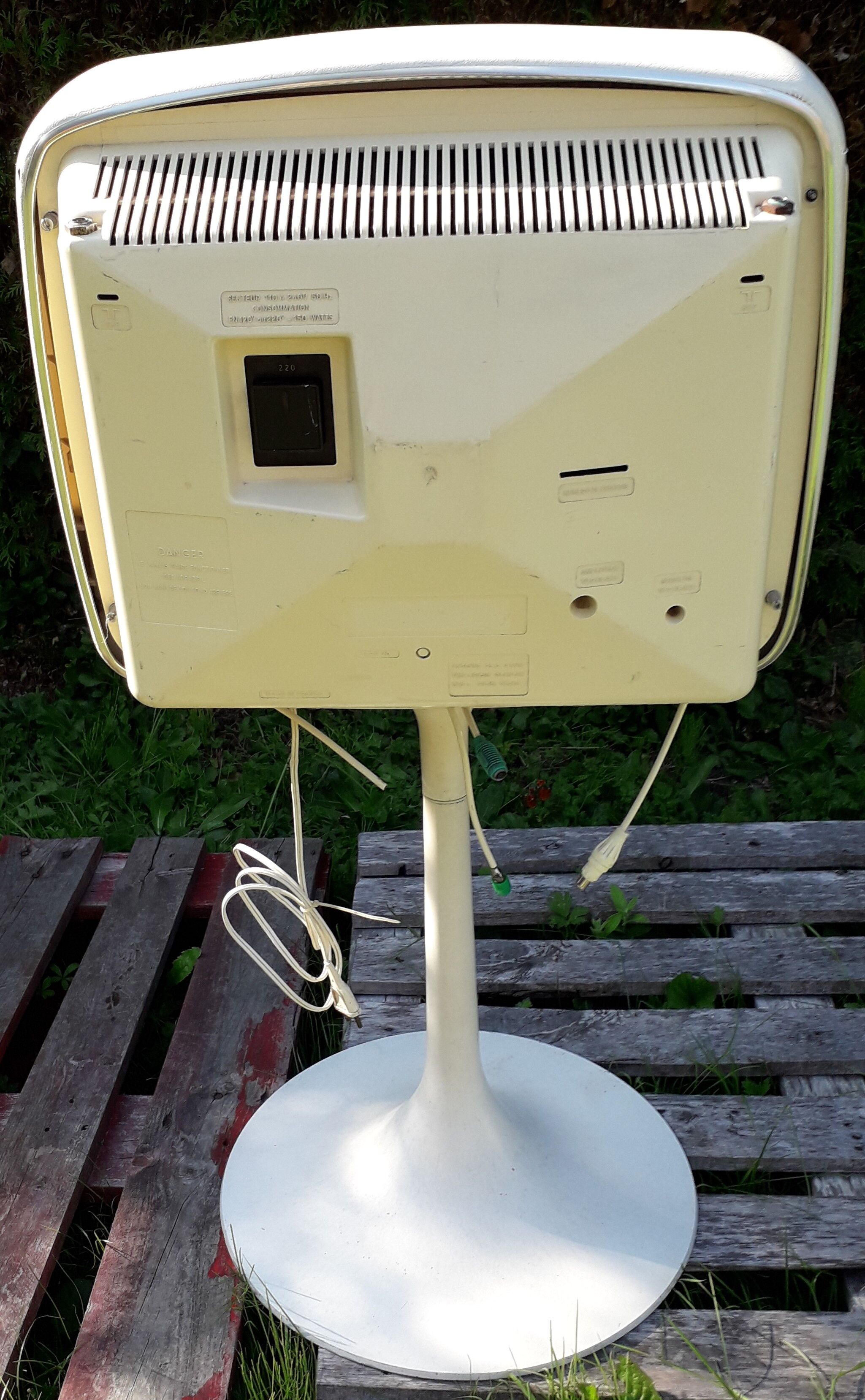 Télévision continental edison sur son pied tulipe