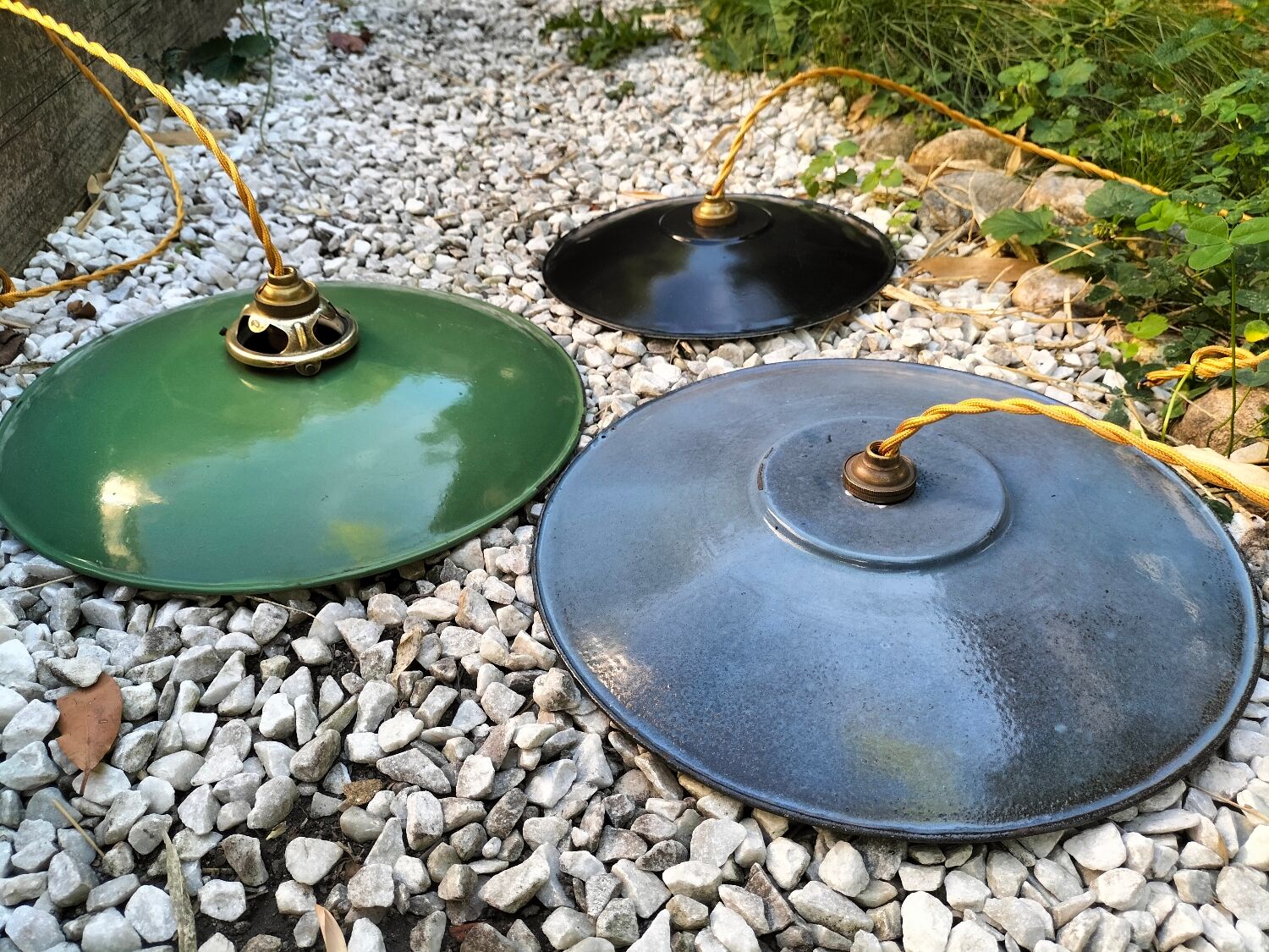 3 suspensions en tôles émaillées