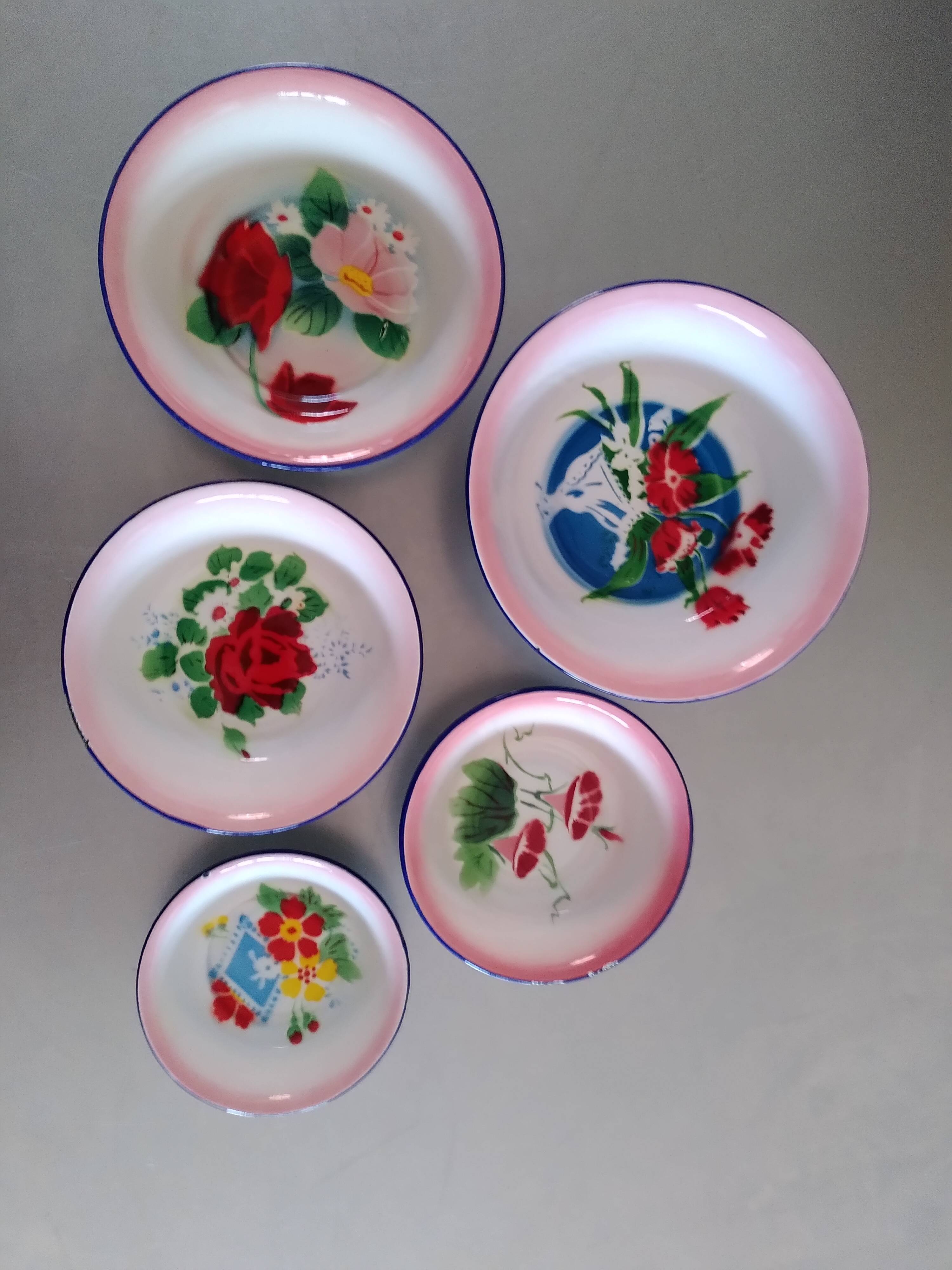 Lot de 5 saladiers en métal émaillé