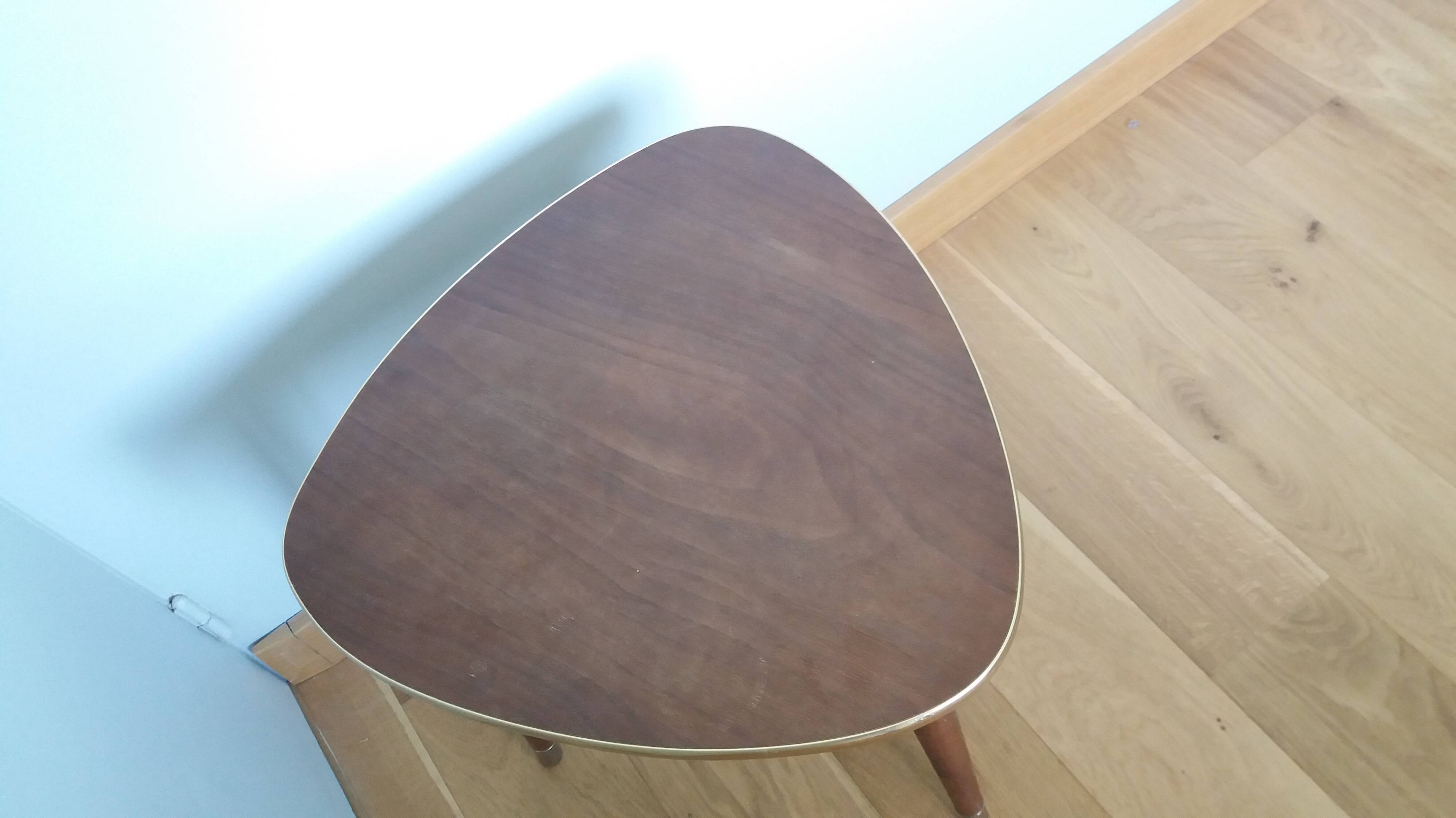 Table basse bout de canapé tripode forme médiator pieds fuselés compas
