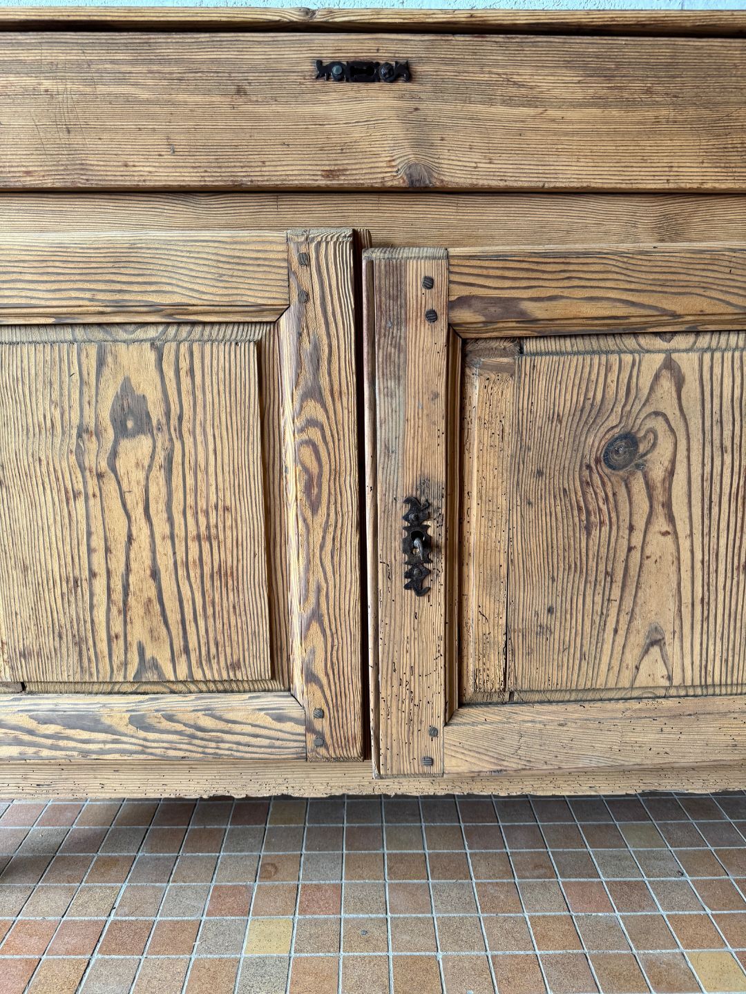 Antique sideboard with 2 doors