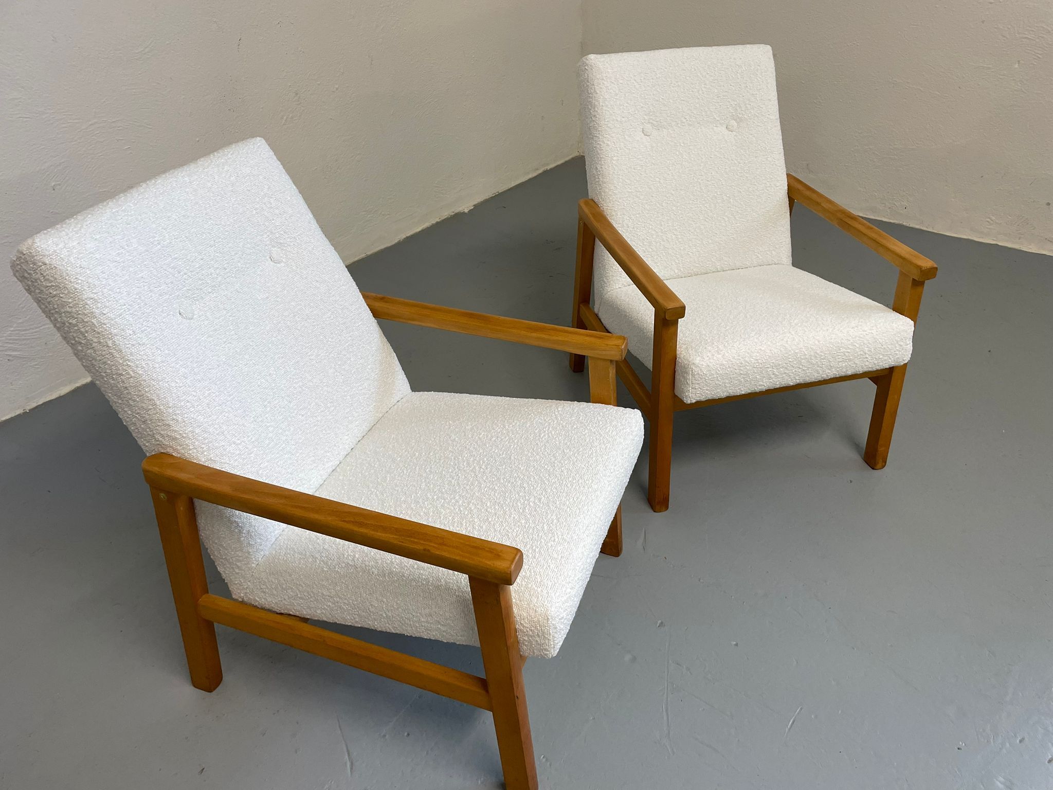 Set of two lounge chairs