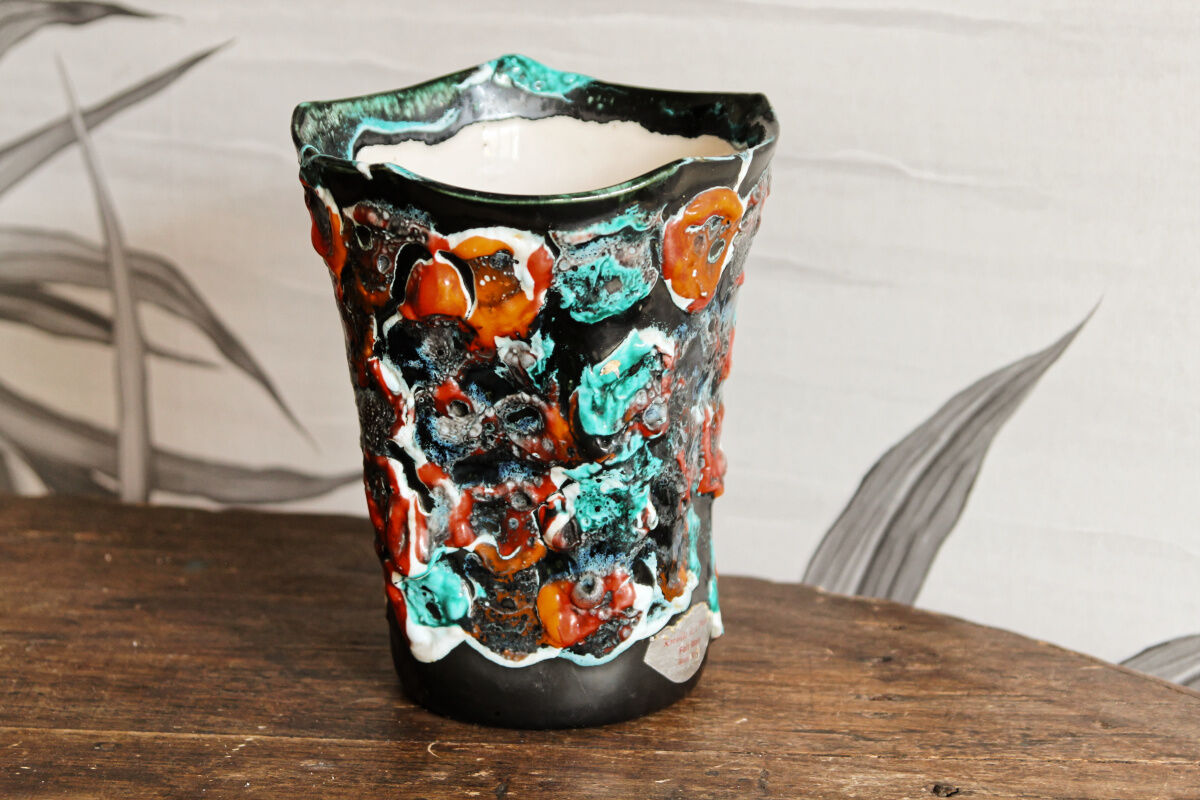 Earthenware vase, rock garden of the ocean