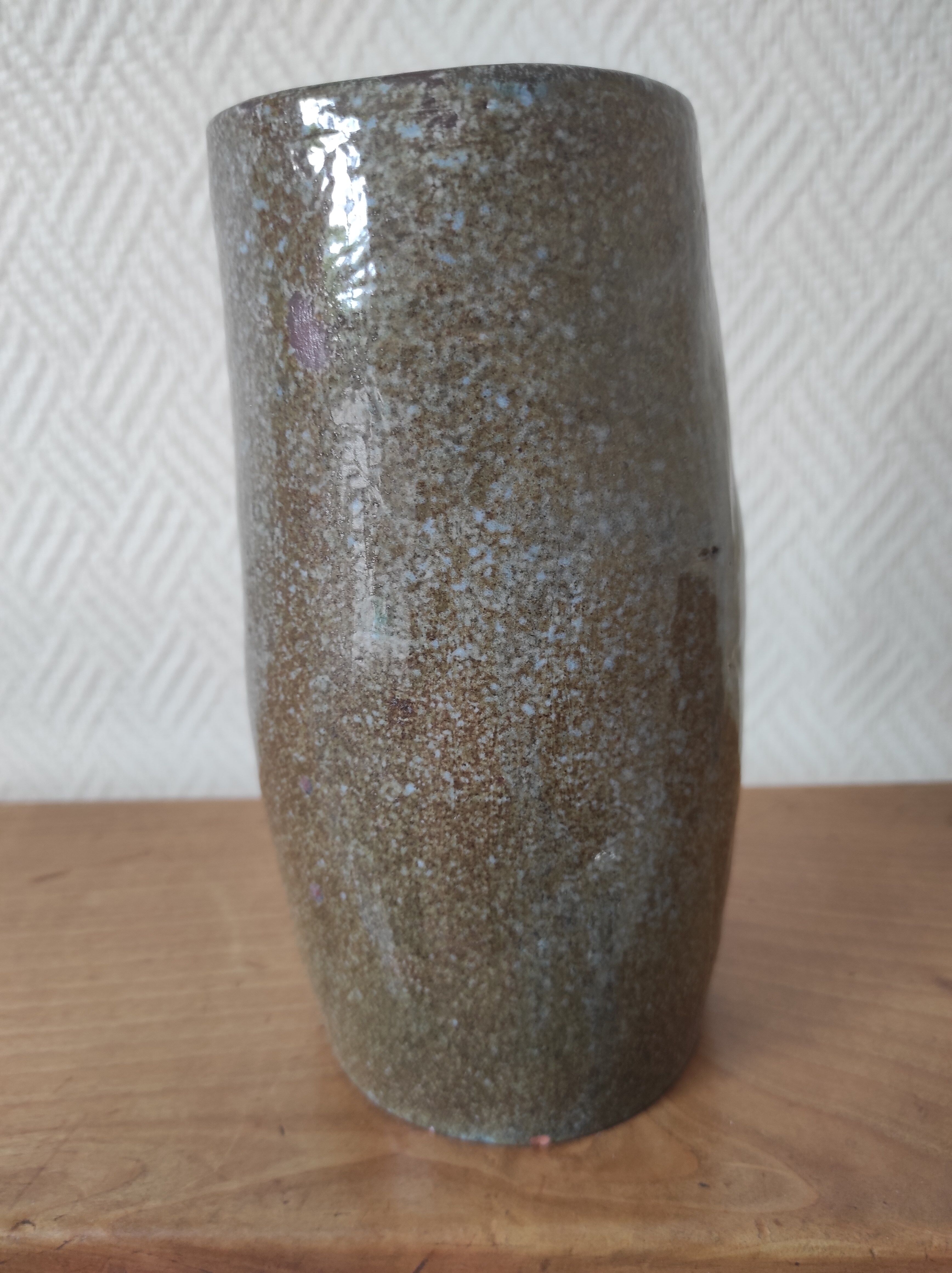 Vase artisanal signé,en terre vernissée