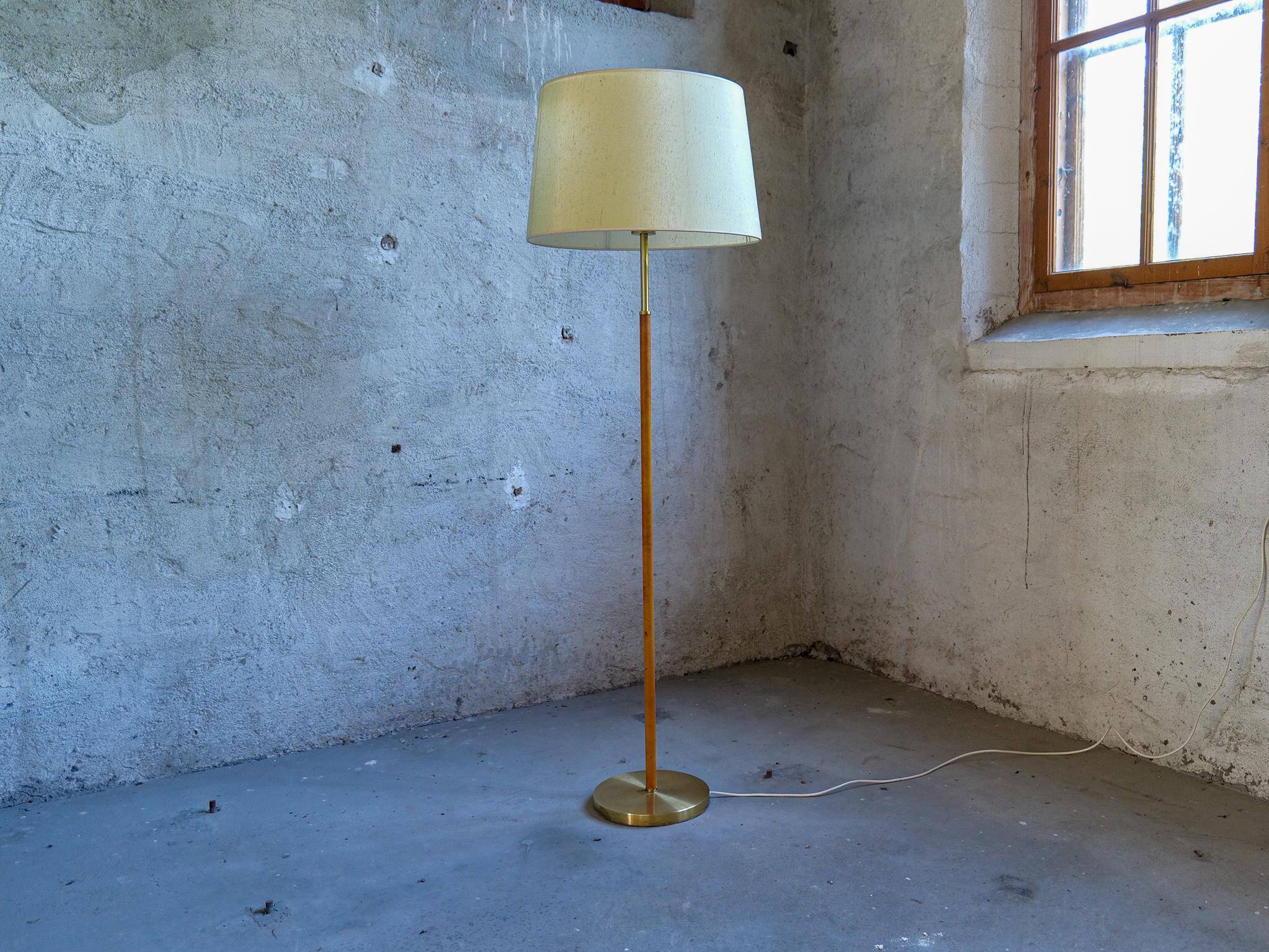 Modern mid-century brass and leather floor lamp Atelje Lyktan, Sweden
