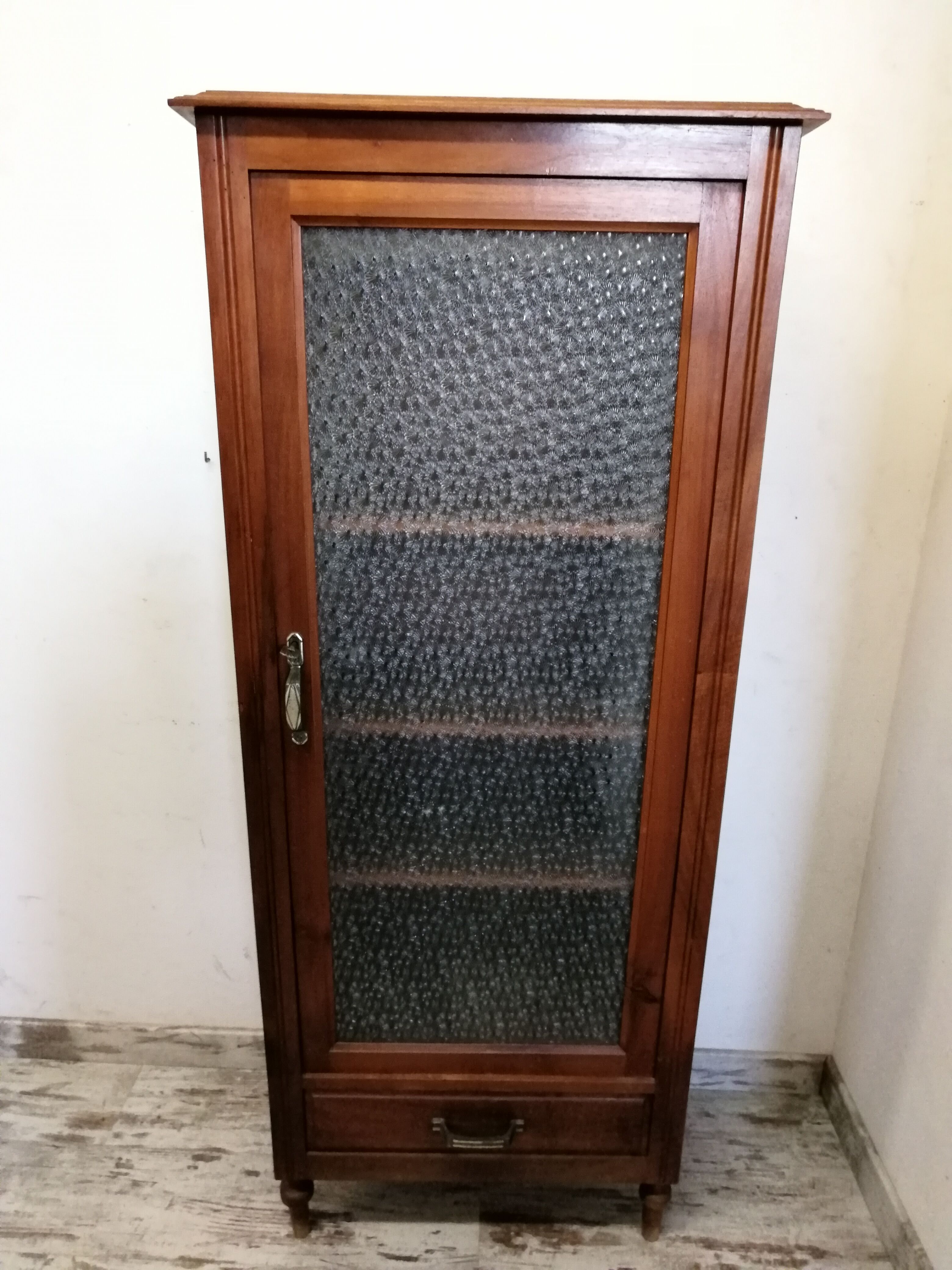 Showcase / glazed furniture