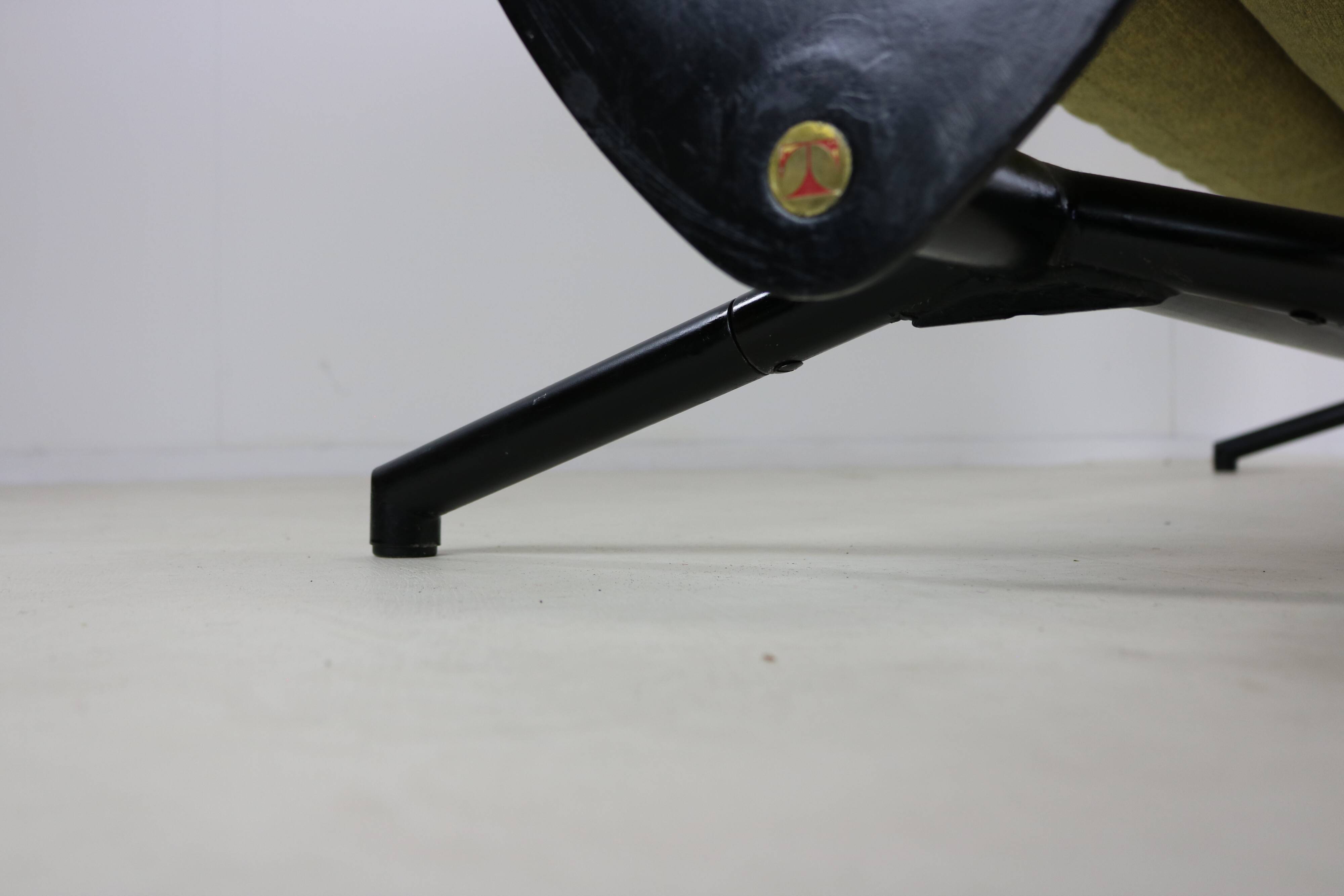 D70 sofa by Osvaldo Borsani for Tecno Italy