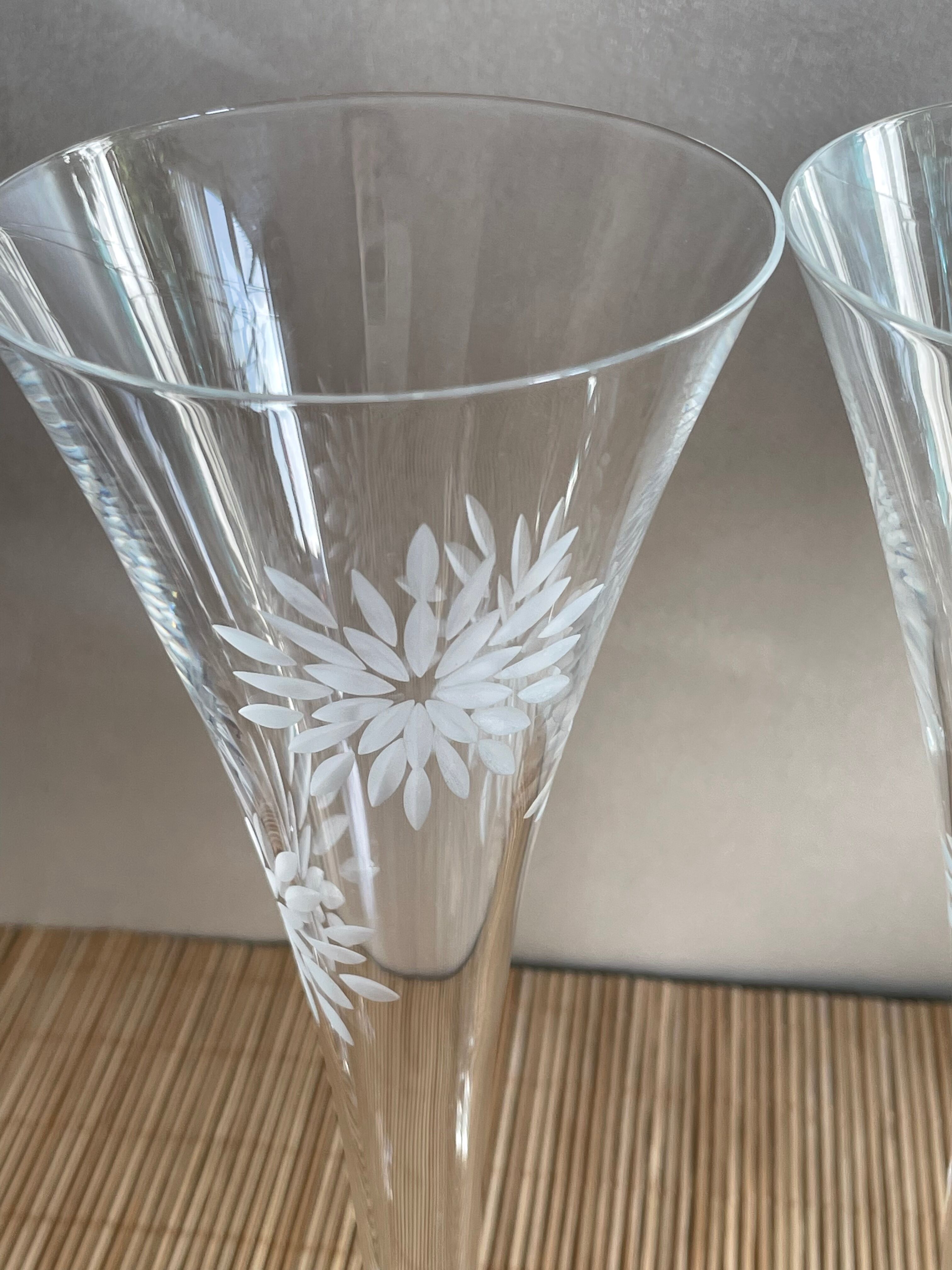 4 champagne flutes in crystal engraved Marguerite