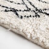 Beni Ouarain Moroccan Berber rug with black patterns