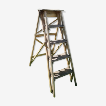 Échelle escabeau ancien en bois avec marches