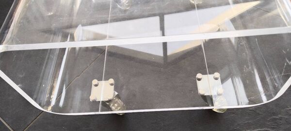 Table basse en plexiglas sur roulettes