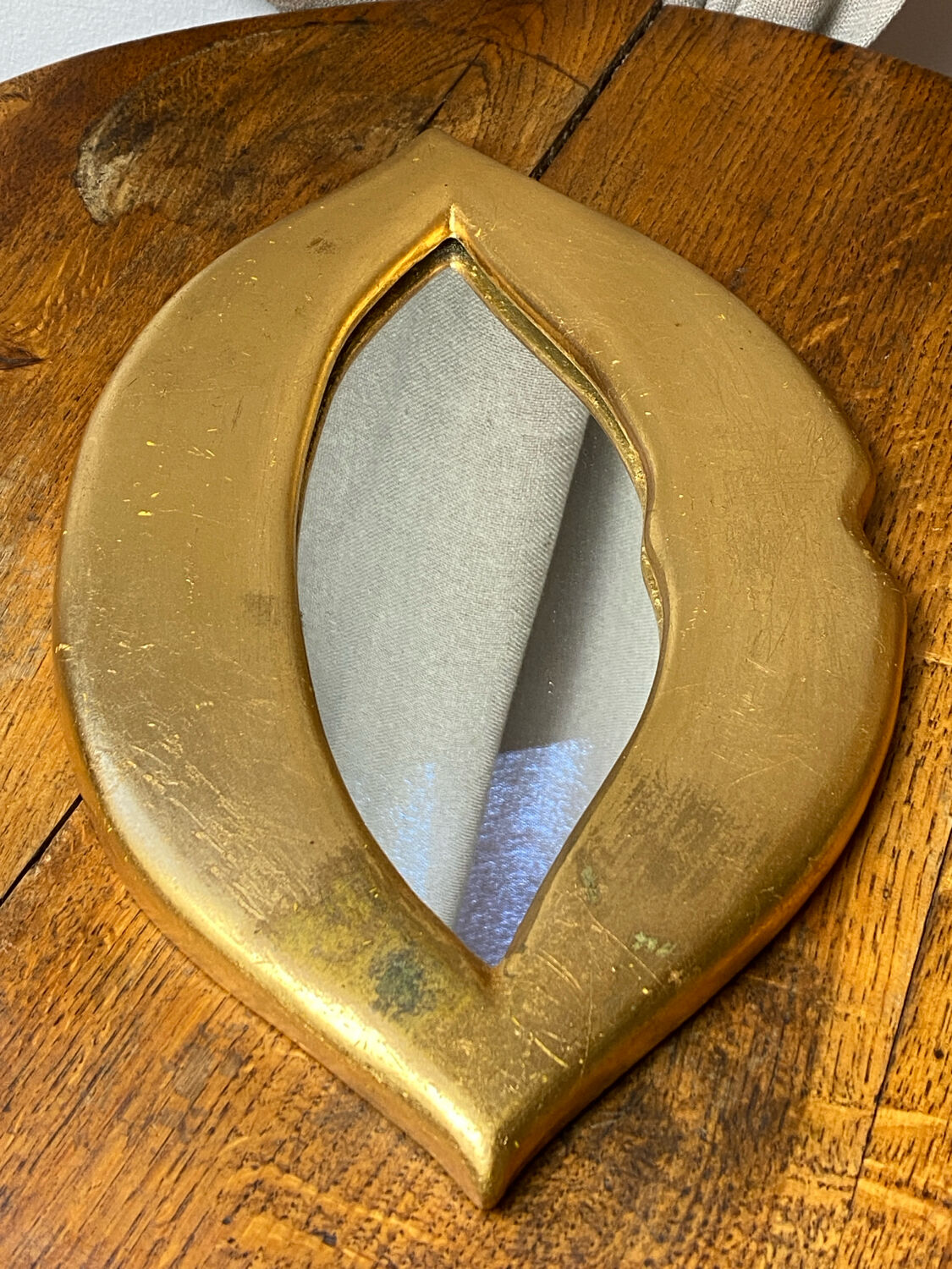 “Lips” mirror in plaster gilded with gold leaf