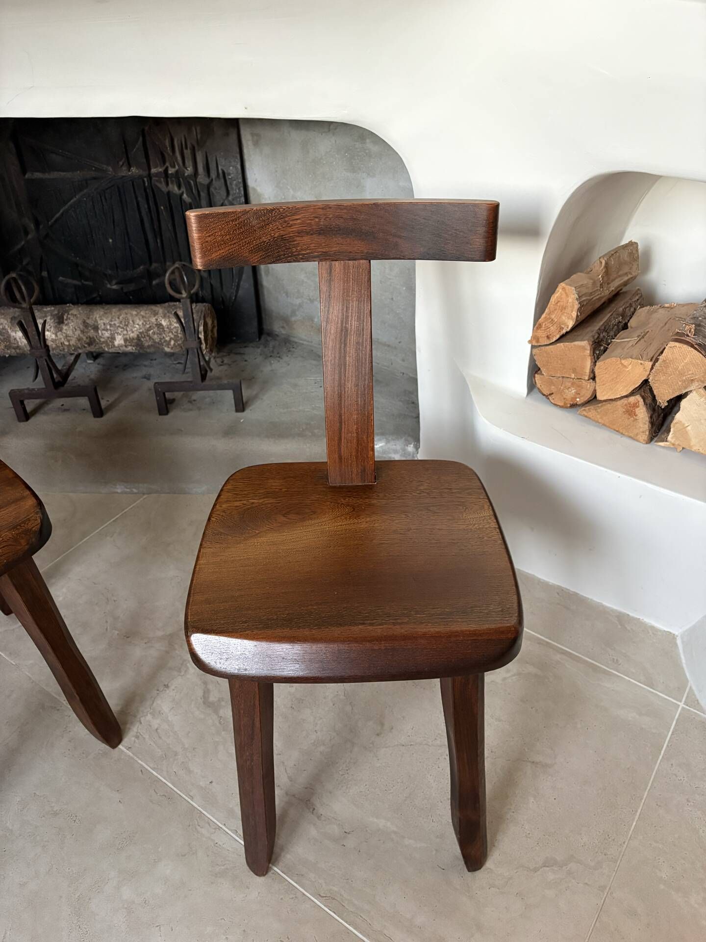 Paire de chaises en orme brutaliste