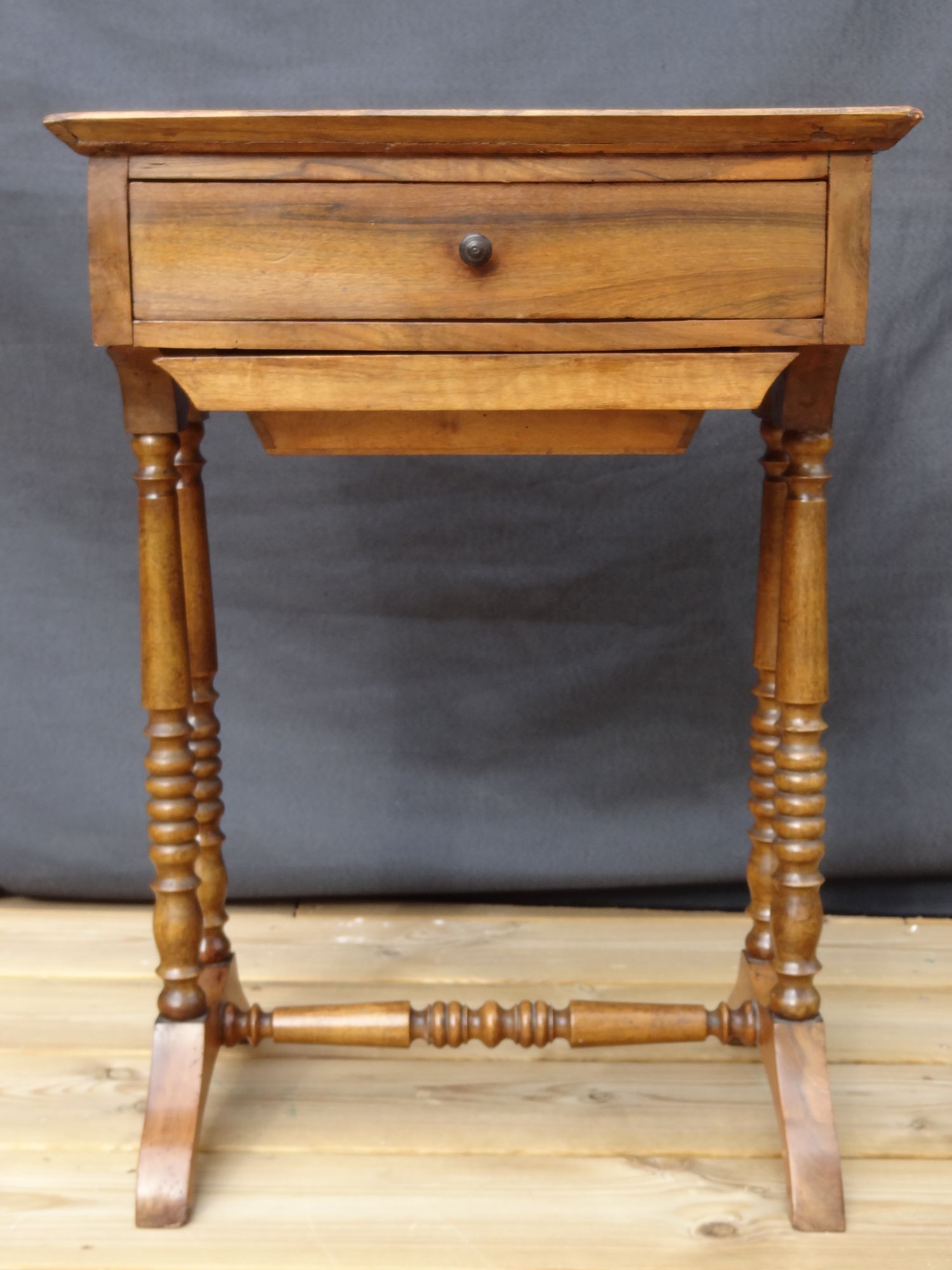 Walnut work table with two drawers, early nineteenth, 46 x 65 cm