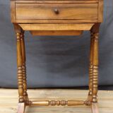 Table d'ouvrage en noyer à deux tiroirs, début XIXème, 46 x 65 cm