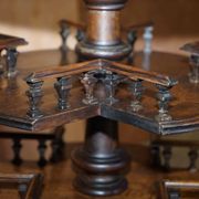 Table bibliothèque victorienne en chêne, deux niveaux, plateau pokerwork