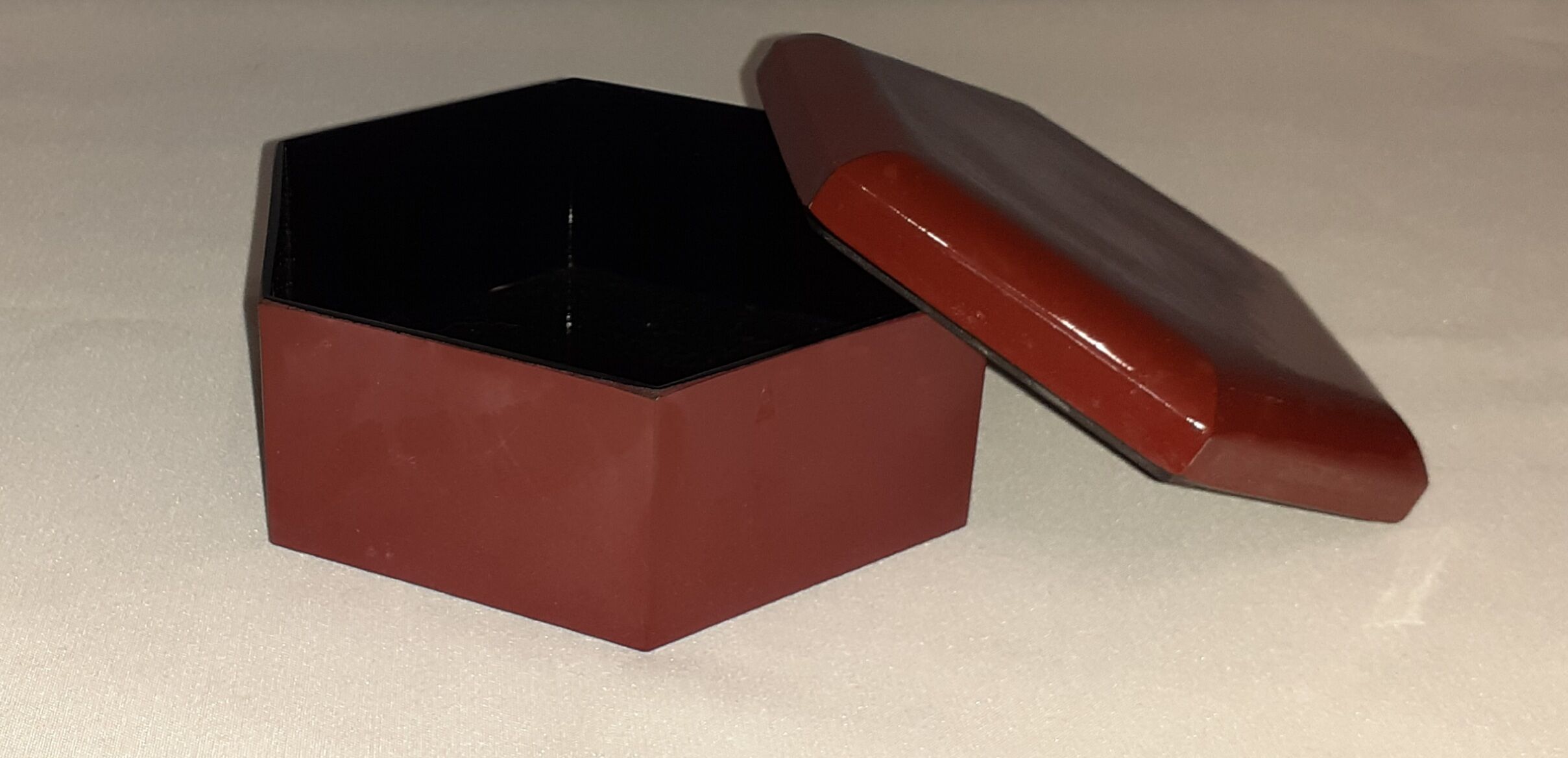 Plateau en bakélite laqué du Japon vintage avec 4 pièces