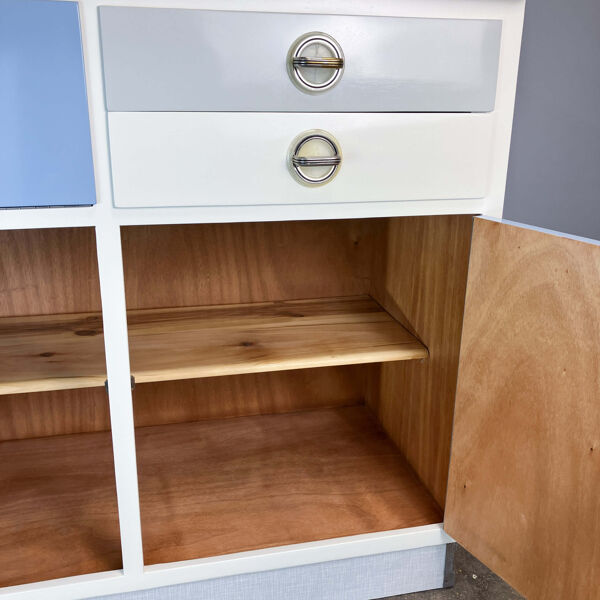 Meubles de cuisine bleu pastel et gris clair, style vintage des années 60