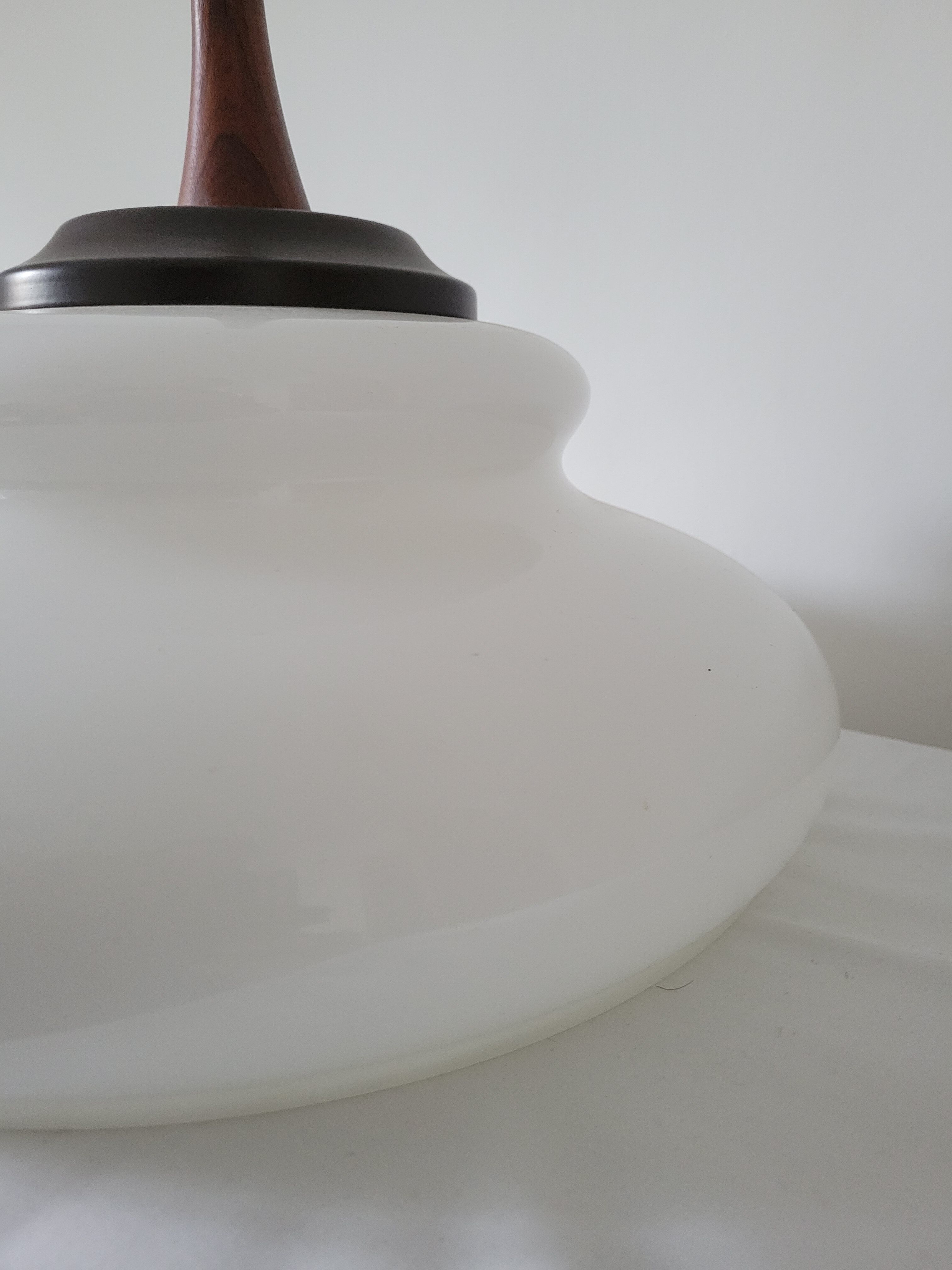 Suspension in opaline and teak