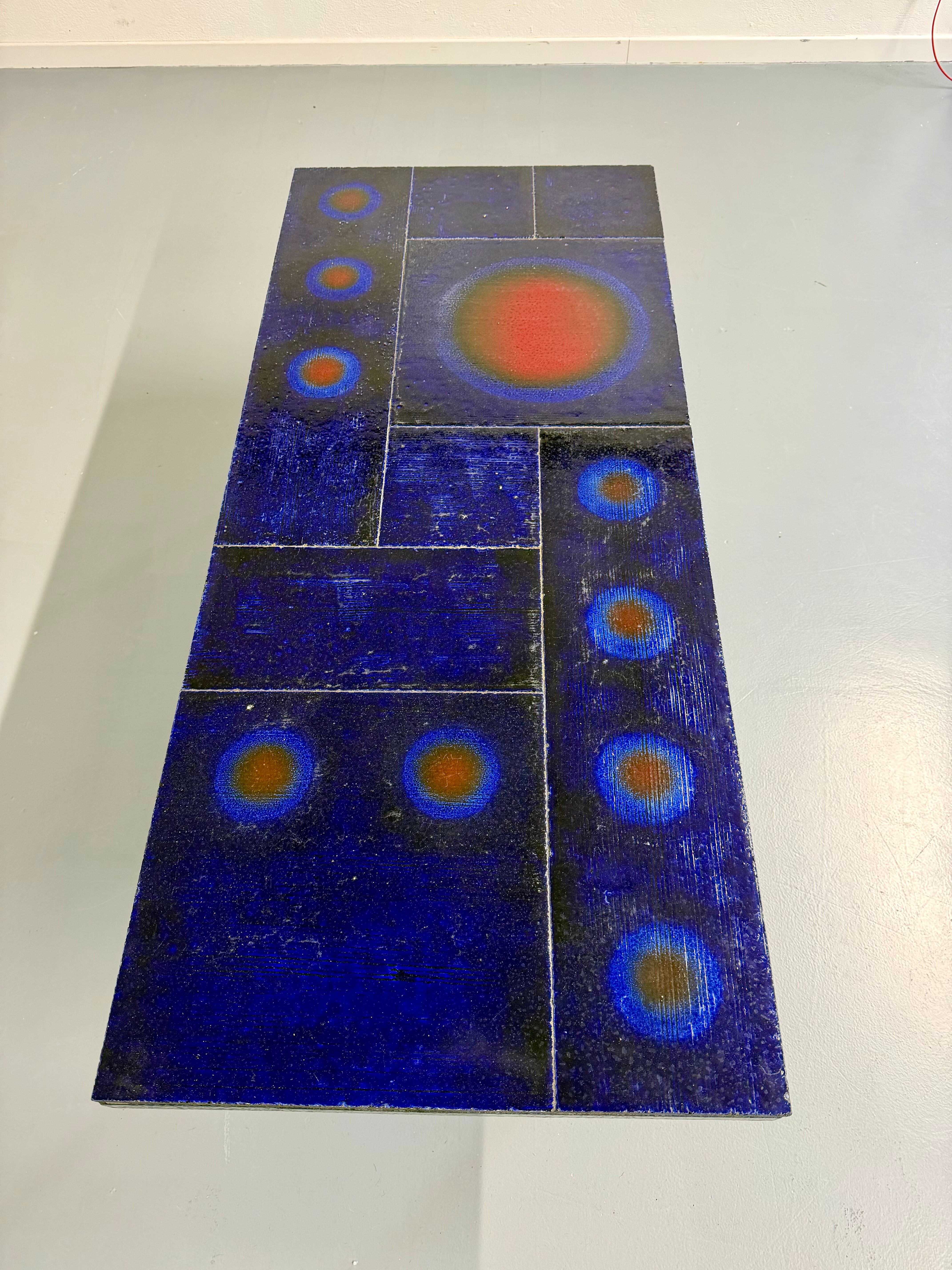 Table basse en céramique émaillée bleue design année 70