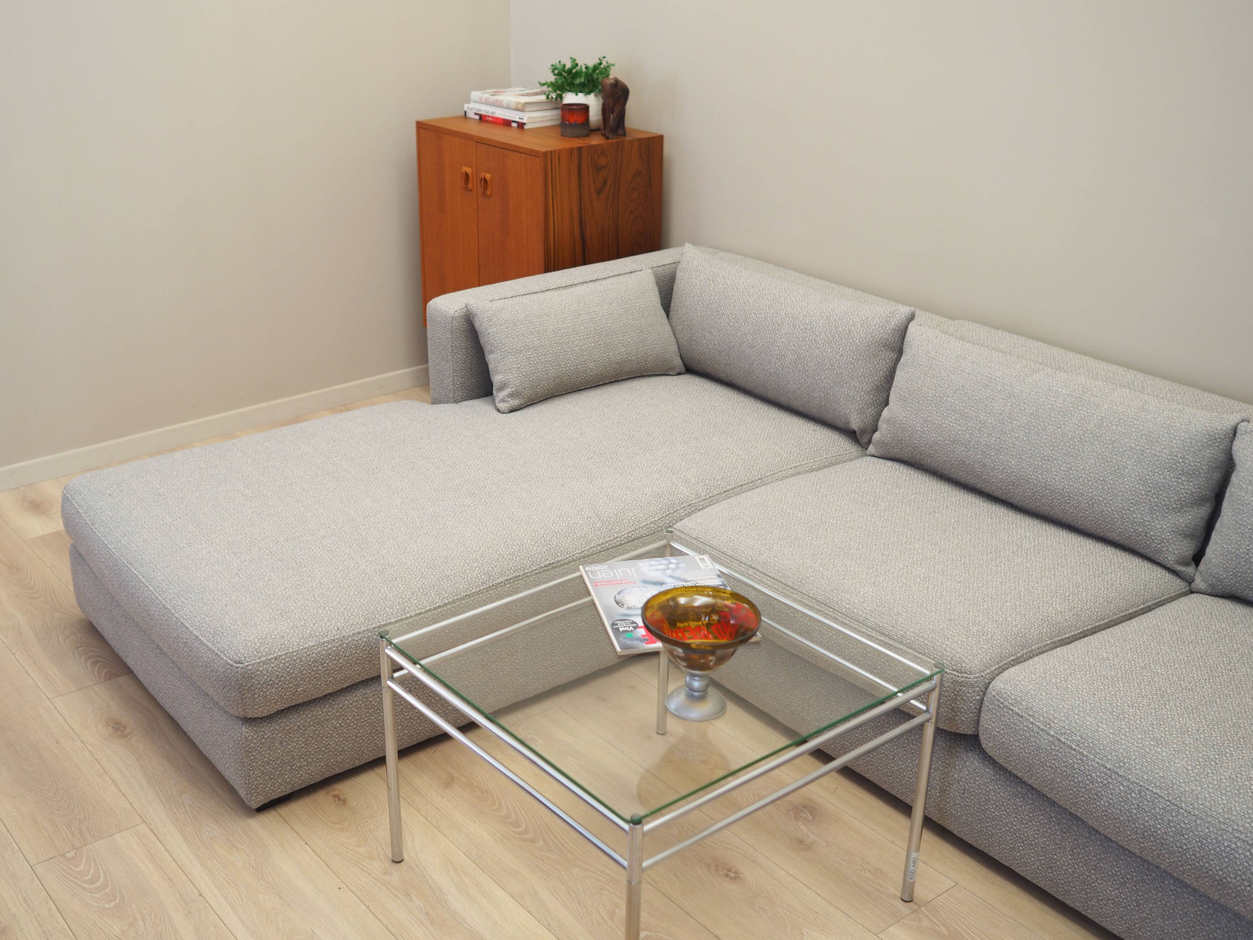 Canapé d'angle gris, design scandinave, années 2000