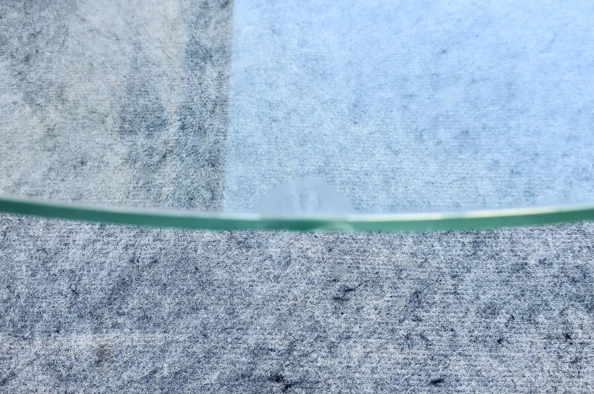 Table basse design années 1980 en verre et perspex (lucite)