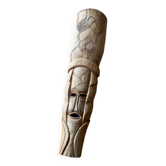 Masque africain en bois sculpté