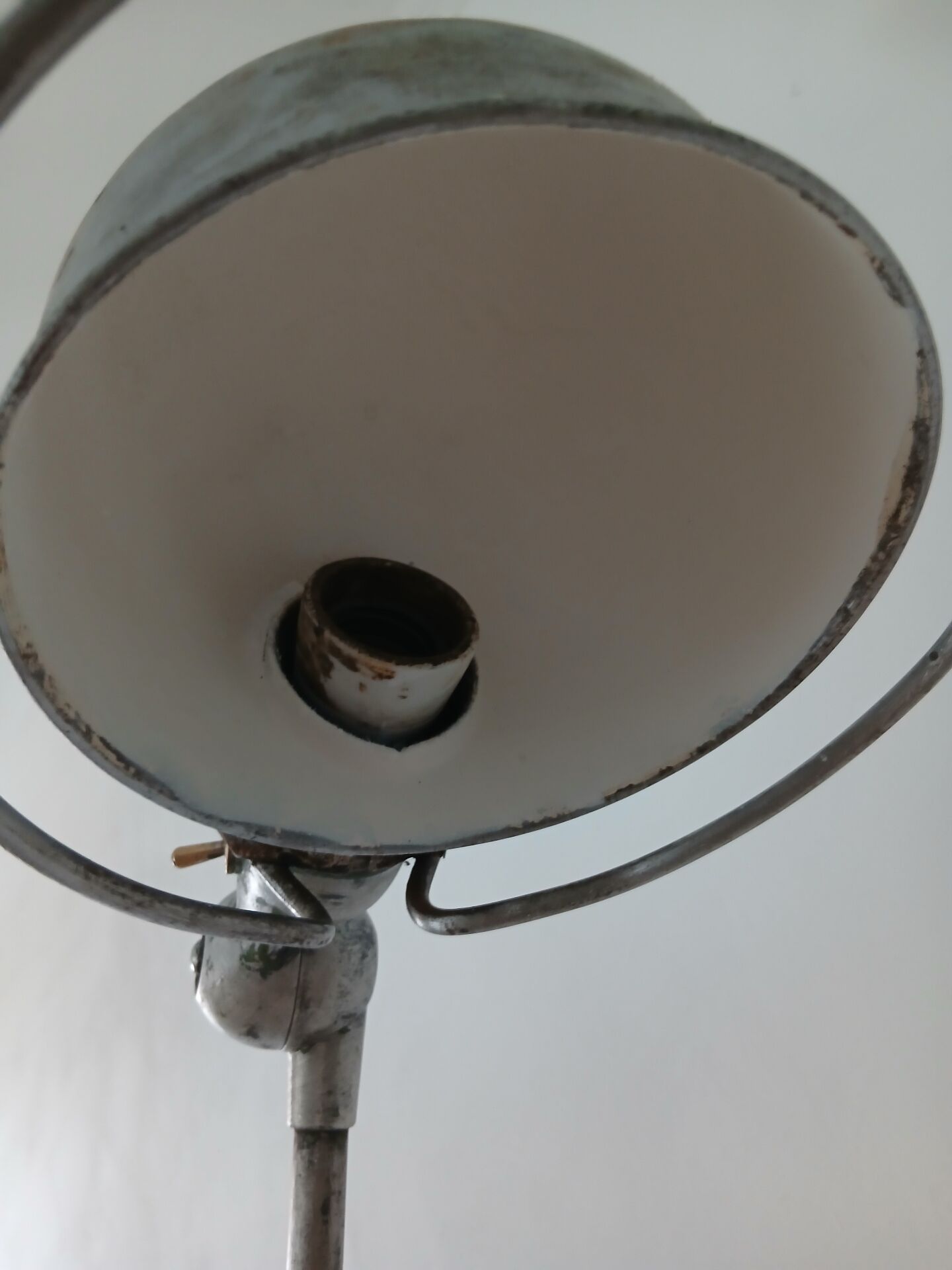 Jieldé lamp with 2 articulated metal arms, industrial style.