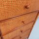 Commode chiffonnier semainier vintage en rotin, bois et cannage