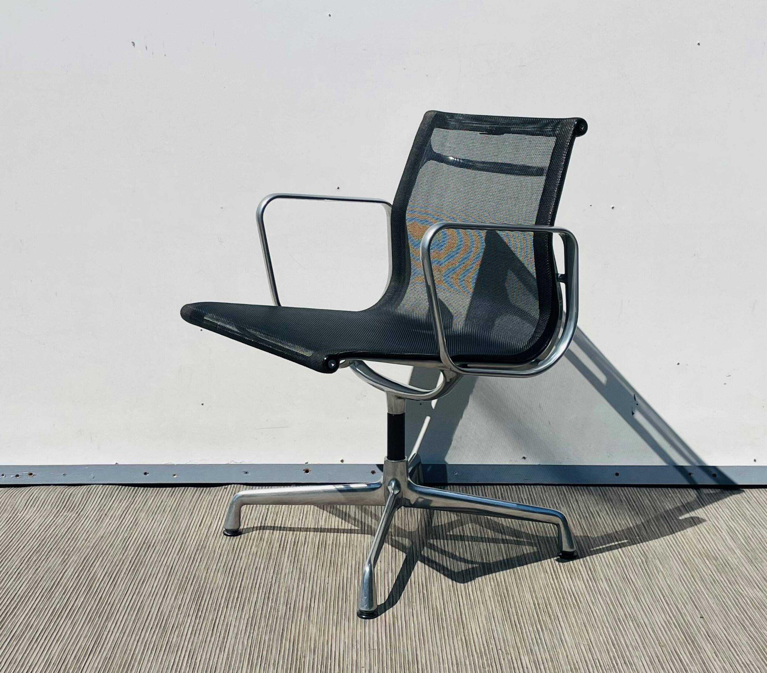 Paire de chaises Ch. Eames Alu Group résille Vitra Vintage